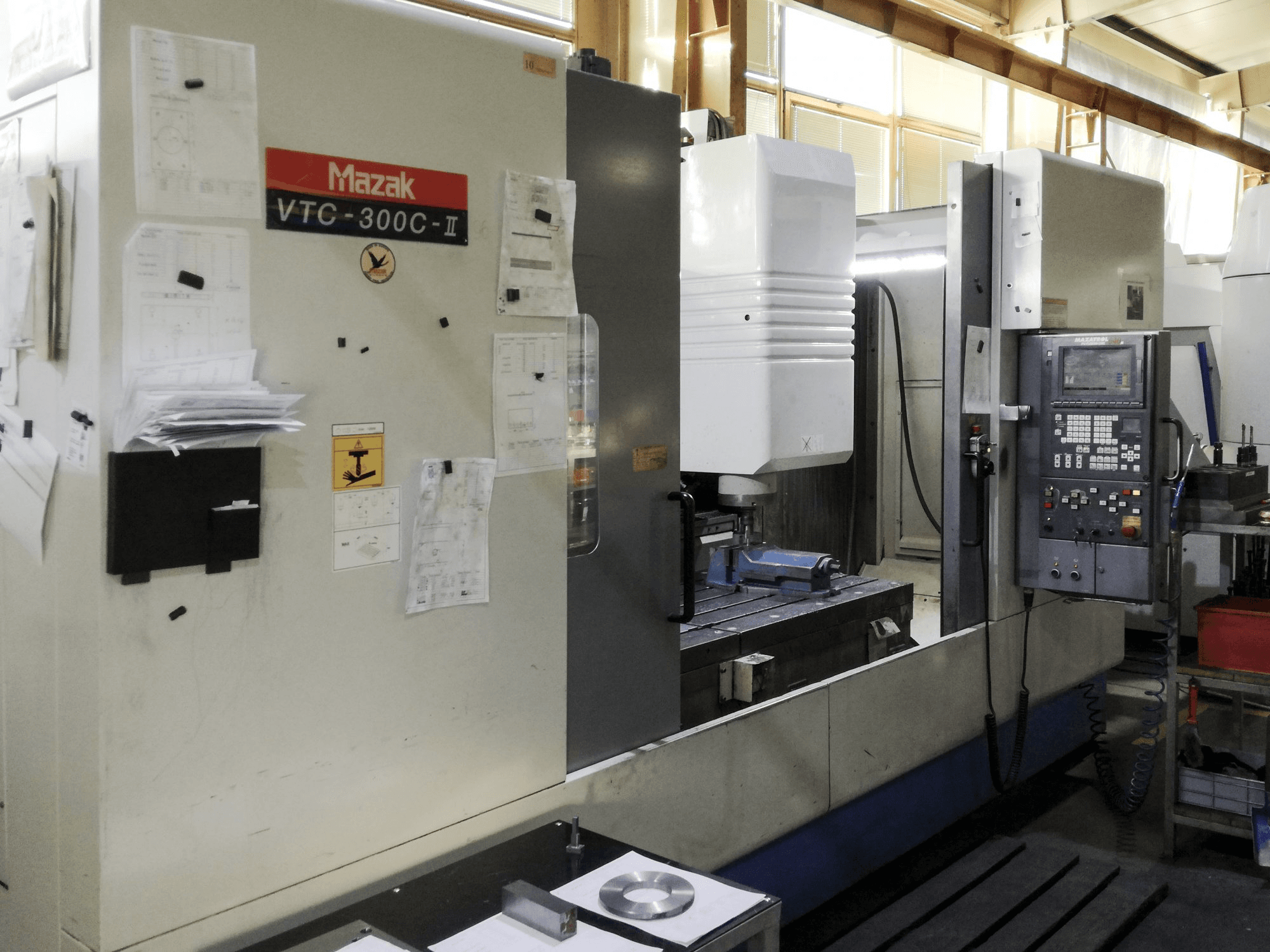 Links zicht van Mazak VTC-300C machine