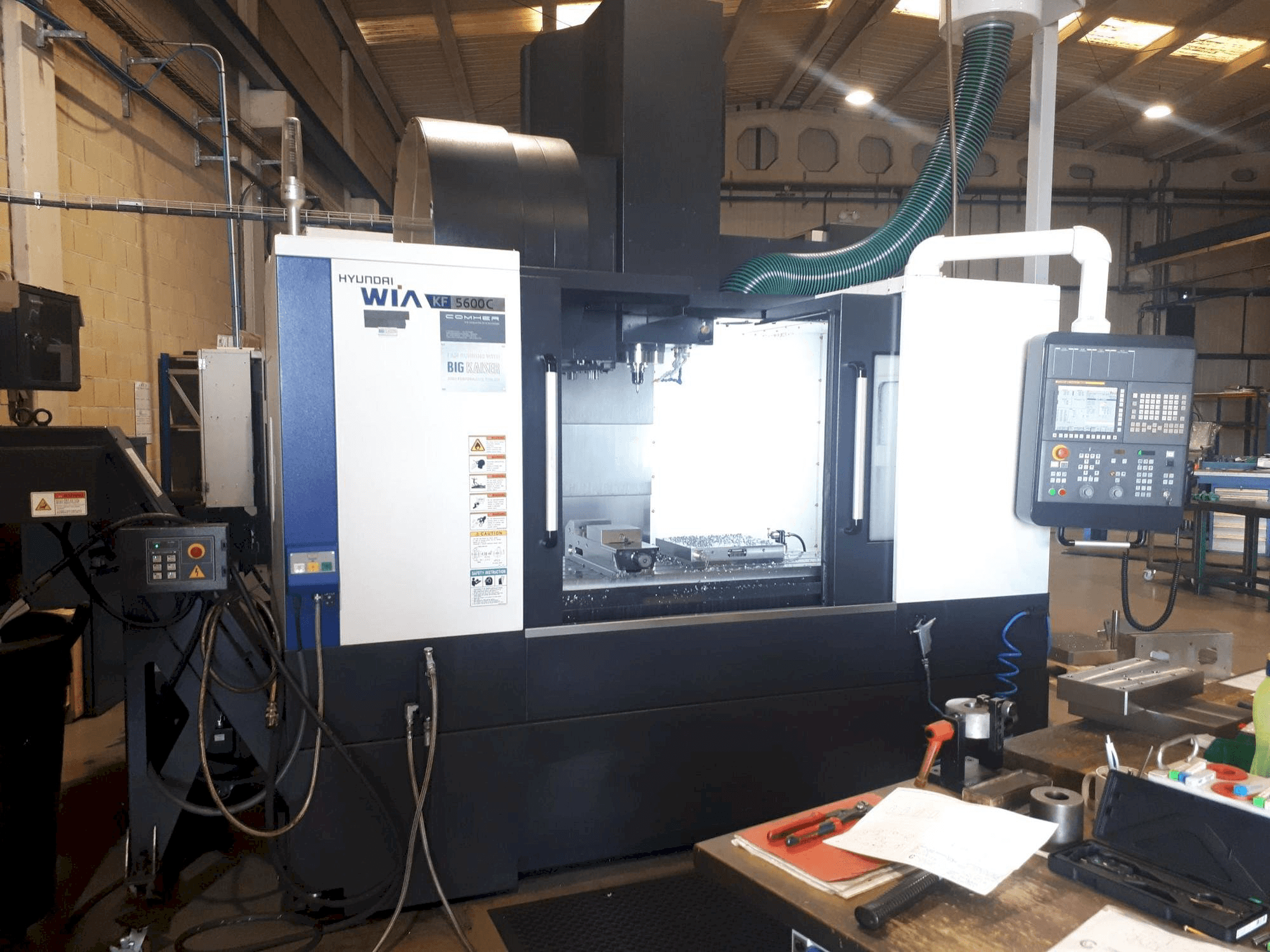 Vooraanzicht van Hyundai Wia KF 5600C machine