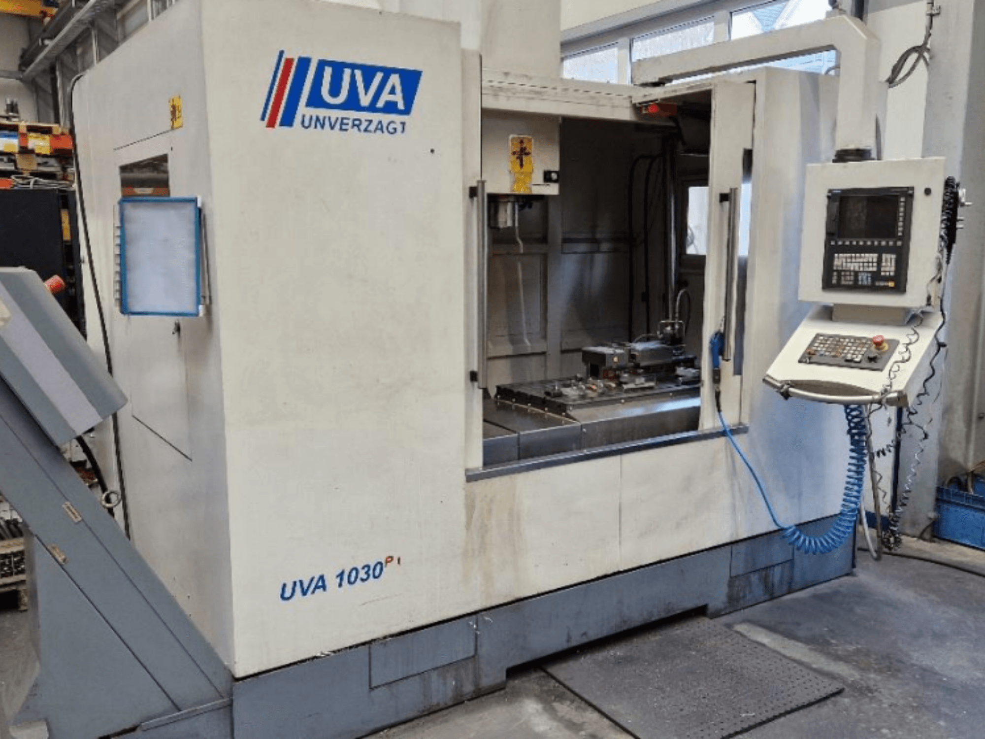 UVA 1030P werktuigmachine in een werkplaats, vooraanzicht met bedieningspaneel, werkgebied en schoon snijoppervlak.