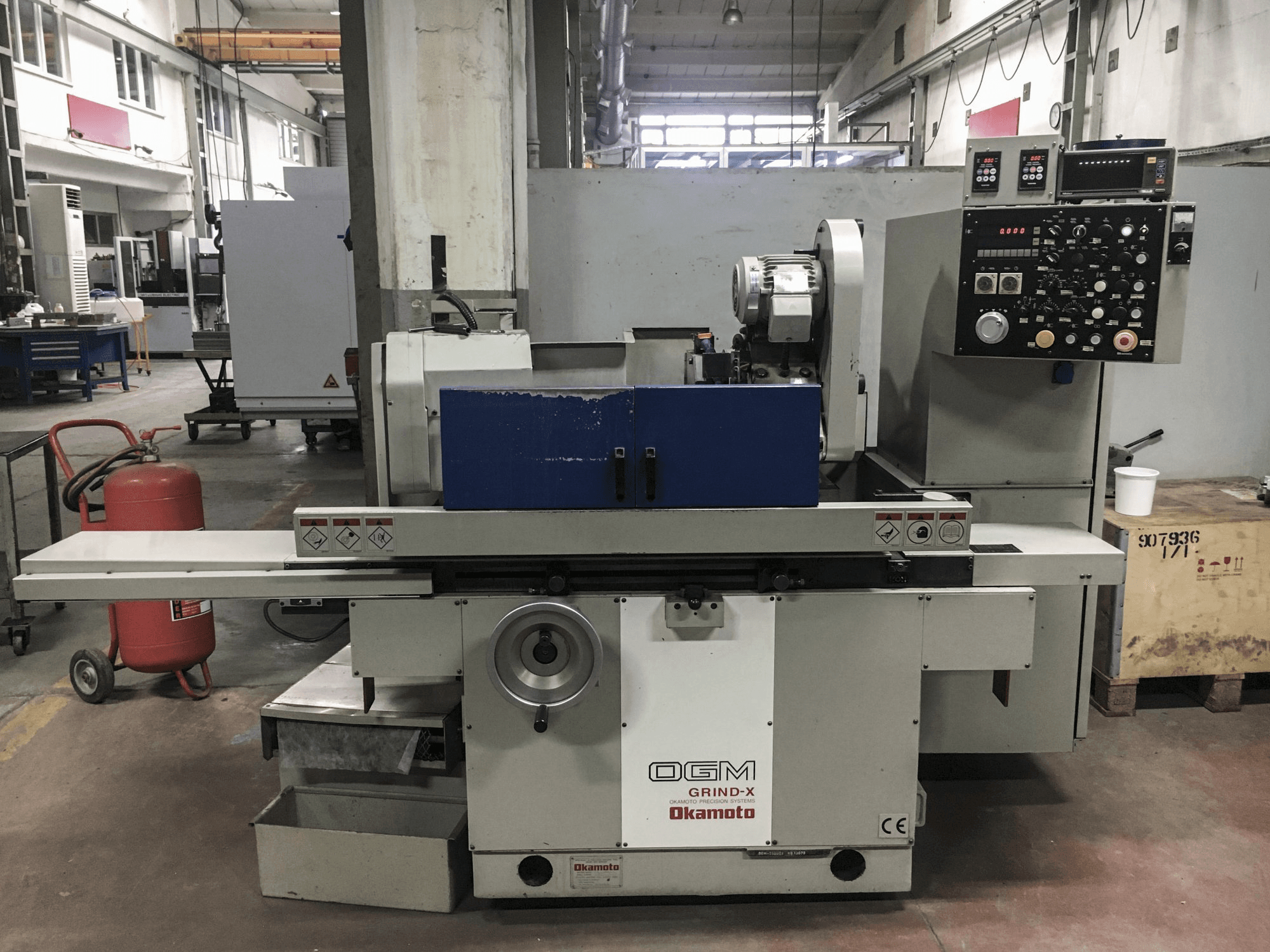 Vooraanzicht van OKAMOTO OGM-250UDX machine