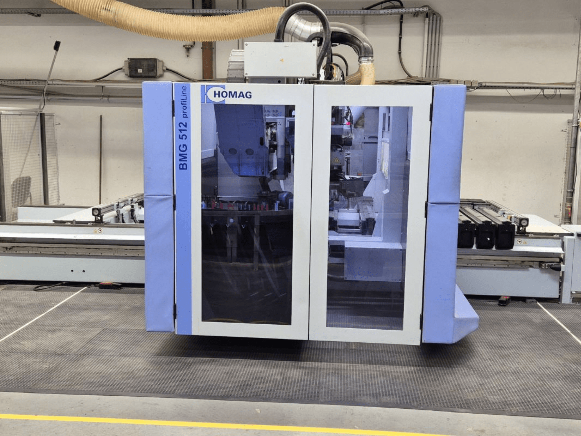 HOMAG BMG 512 ProfiLine CNC machine, vooraanzicht, met een glazen paneel, precisiegereedschappen zichtbaar, en industriële setting.