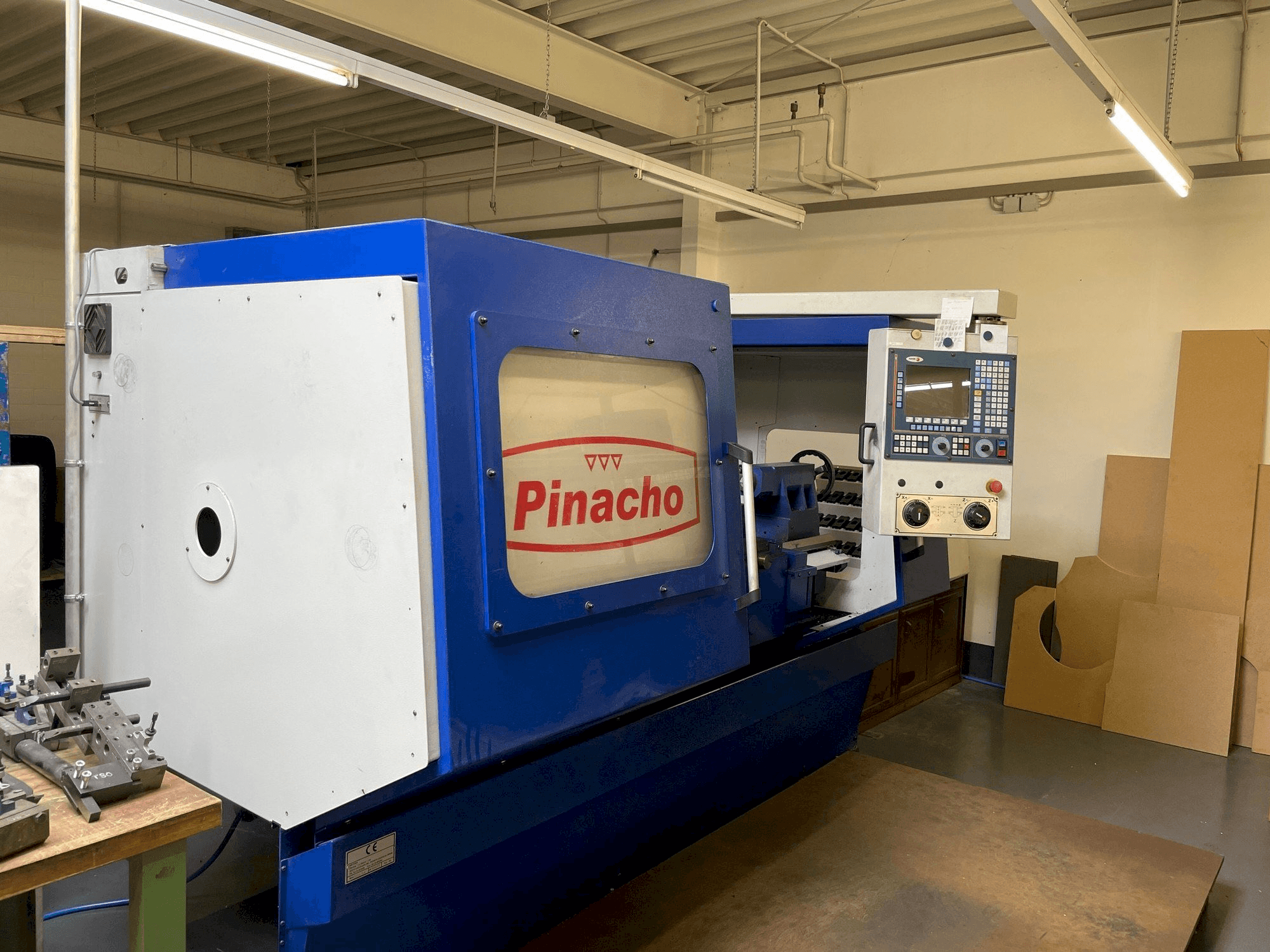 Vooraanzicht van Pinacho CNC 260 machine
