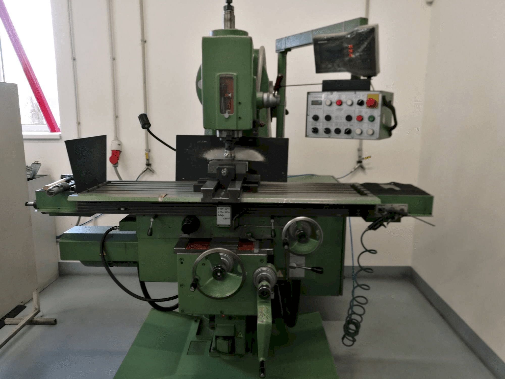 Vooraanzicht van TOS FGV 32 machine