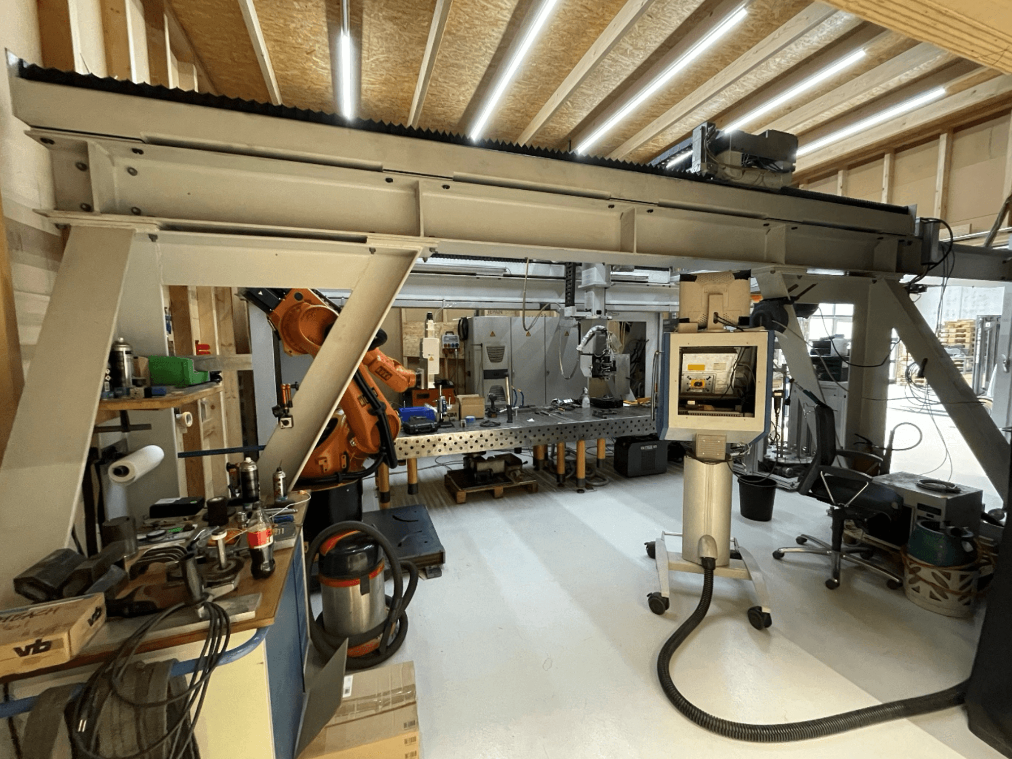 Stiefelmayer Laserhärtenanlage werktuigmachine, vooraanzicht, met robotarm en bedieningspaneel in een werkplaats.