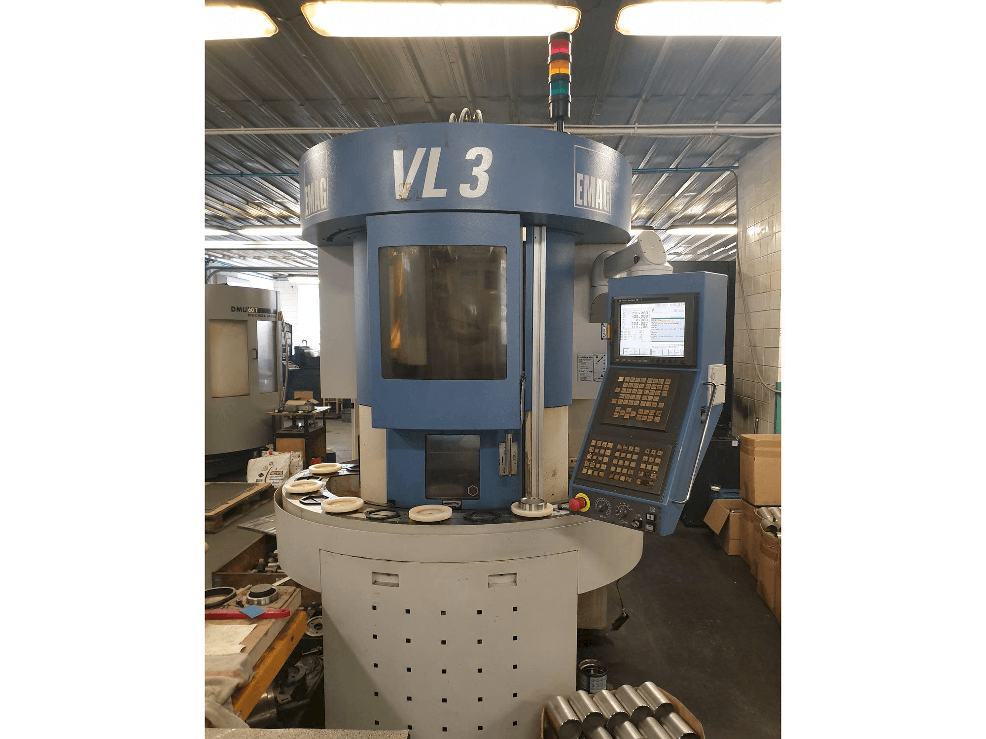 Vooraanzicht van EMAG VL 3 machine