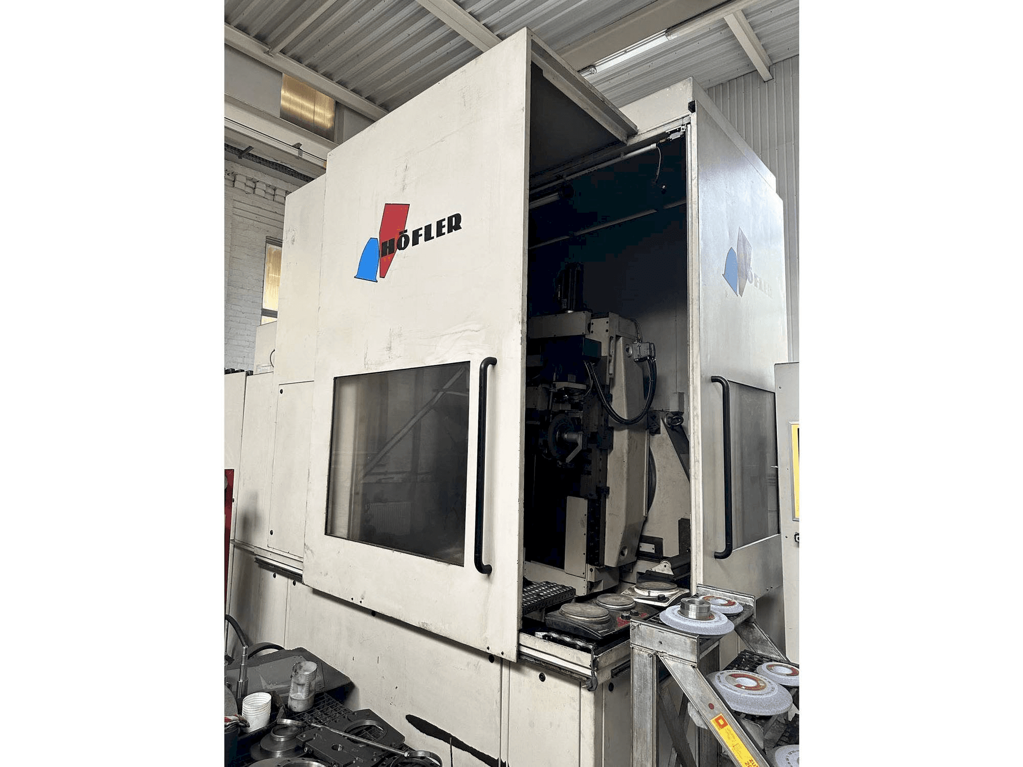 Vooraanzicht van HOFLER NOVA CNC 1000 machine
