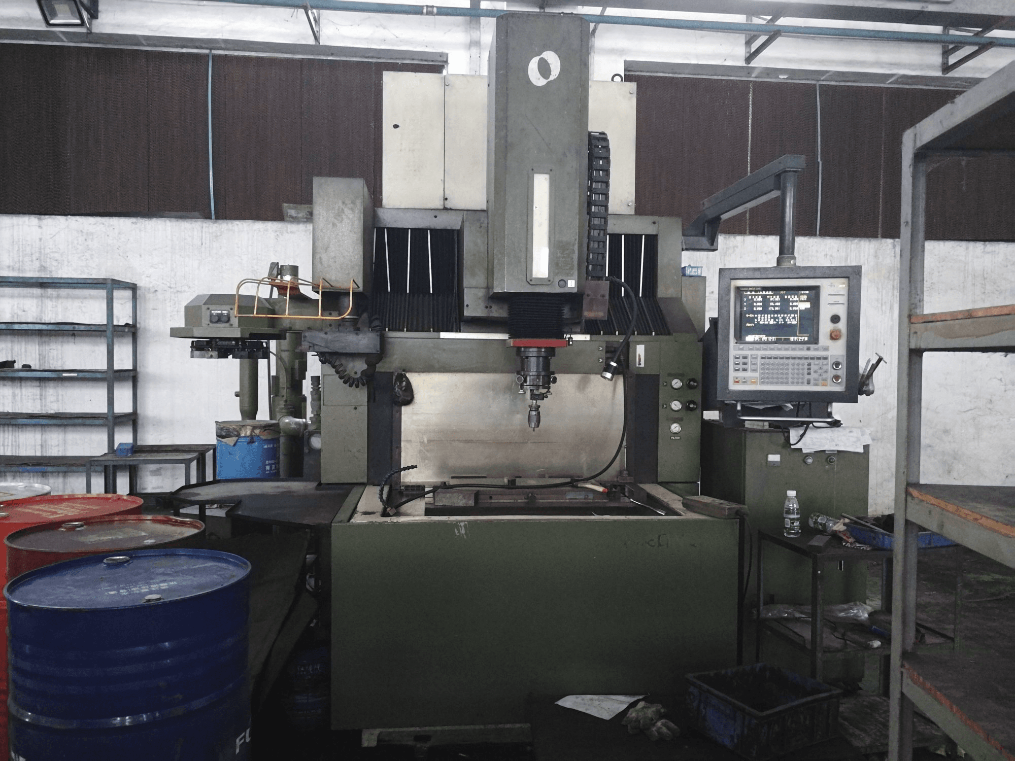 Vooraanzicht van Makino EDNC65 machine
