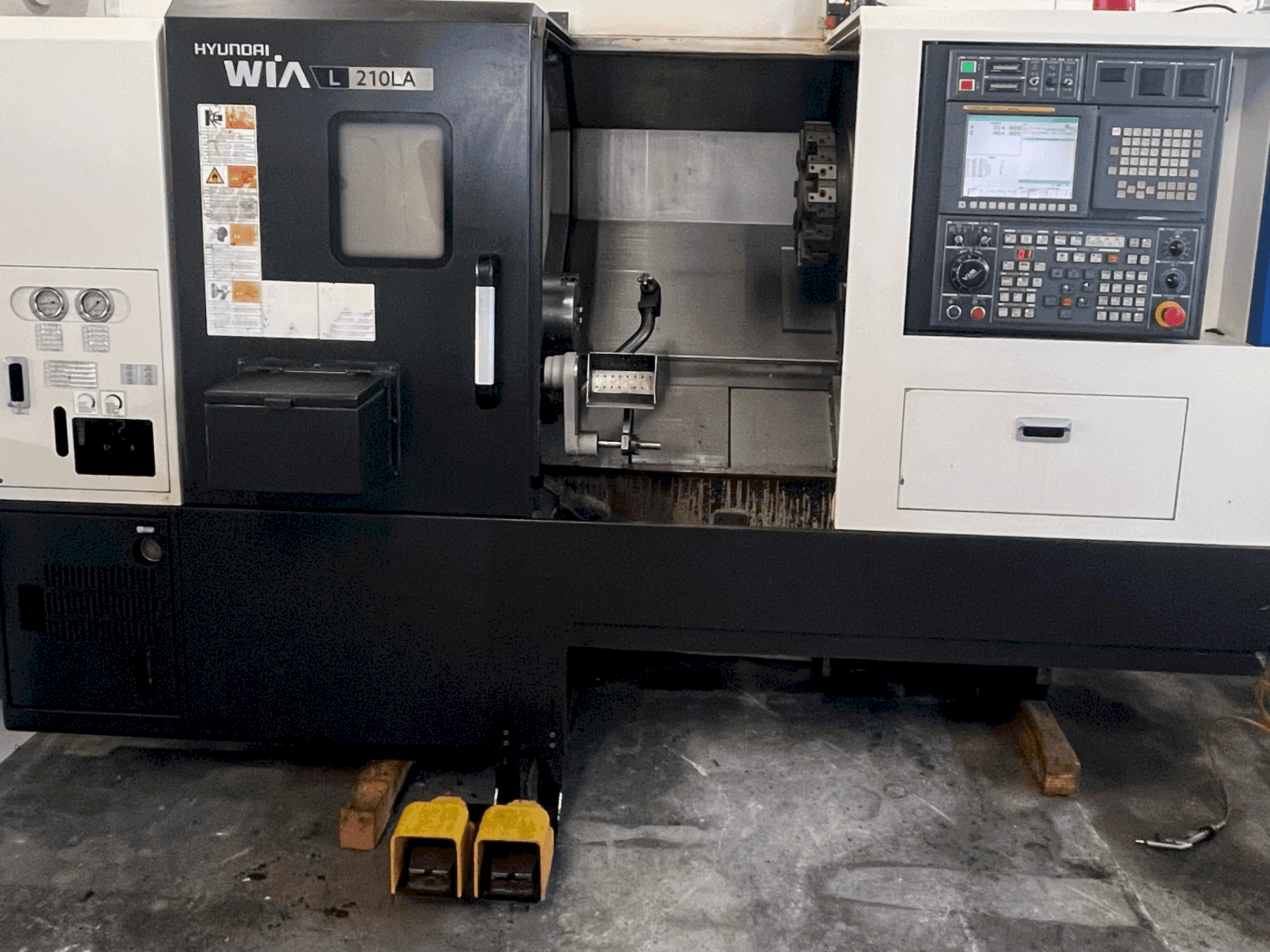 Vooraanzicht van HYUNDAI KIA L 210LA machine