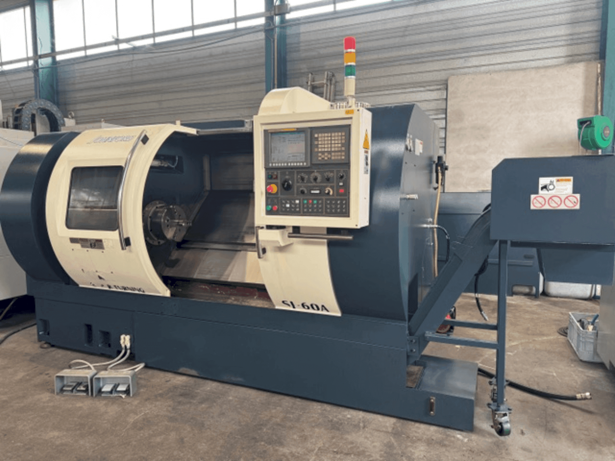Vooraanzicht van Johnford SL 60A CS machine