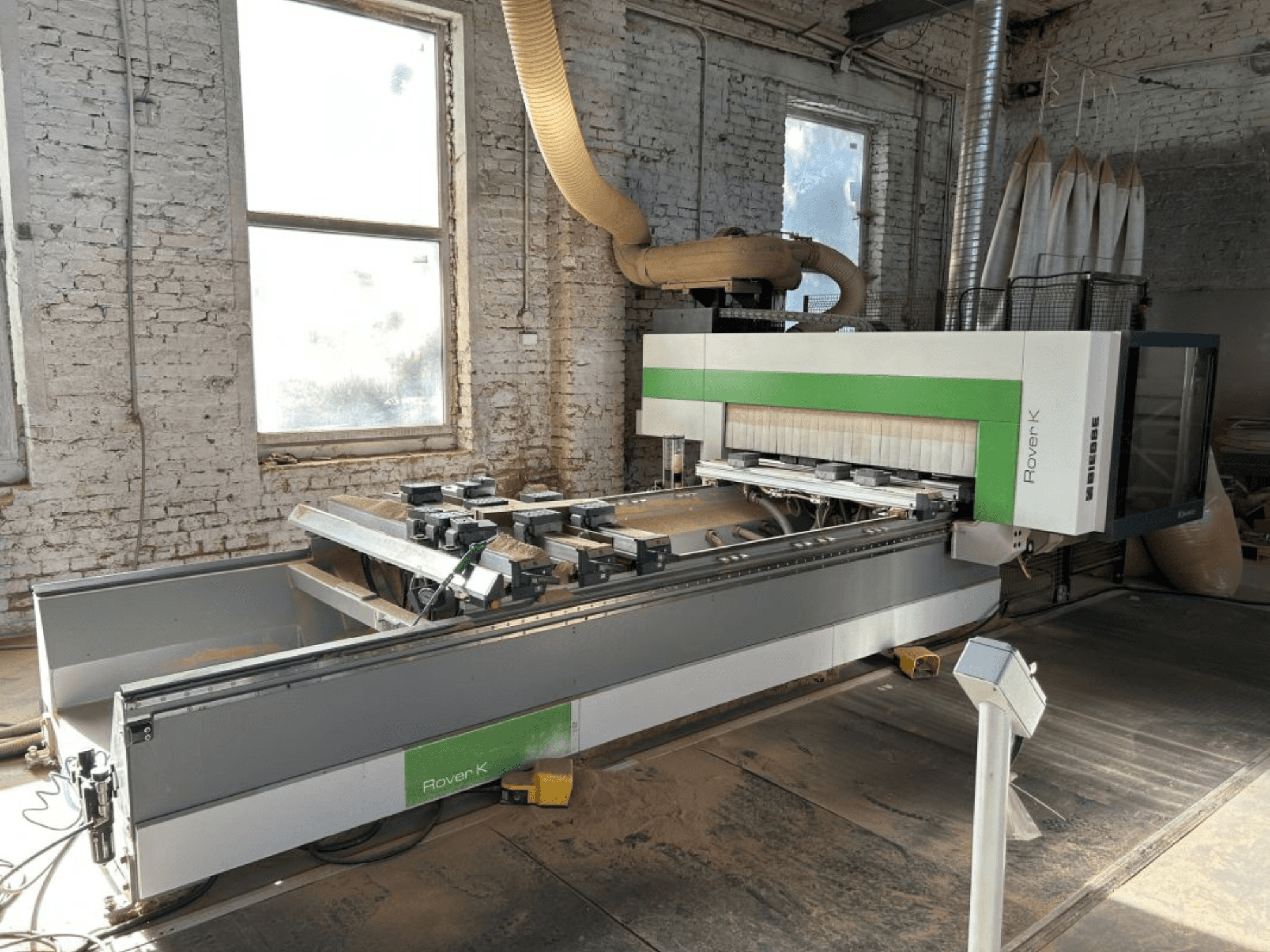 CNC-bewerkingscentrum BIESSE Rover K 1532 G in een werkplaats, gezien vanaf de voorkant, met zicht op de snijgereedschappen en het werkblad.