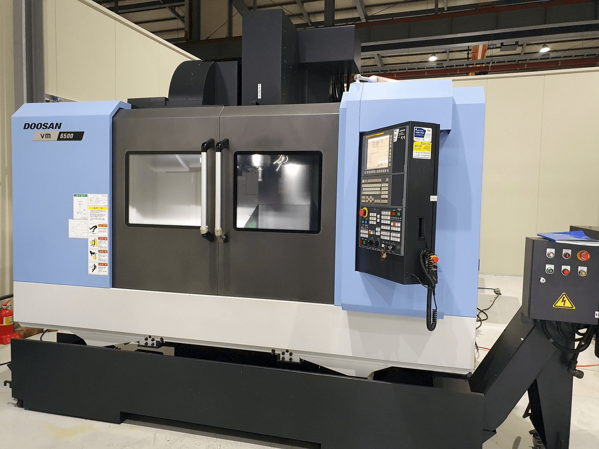 Vooraanzicht van Doosan VM6500 machine