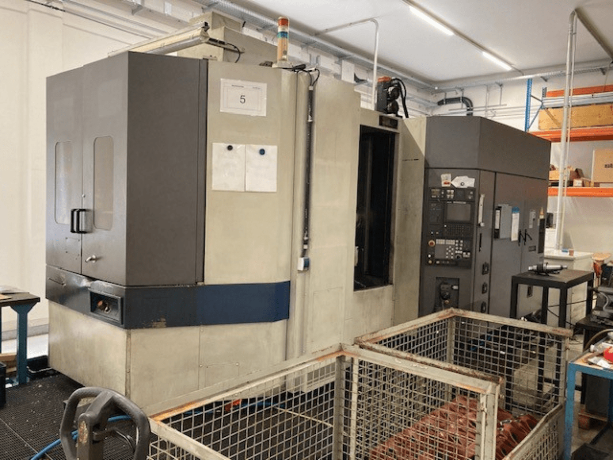 MORI SEIKI SH633 horizontaal bewerkingscentrum, vooraanzicht, met het bedieningspaneel en de veiligheidsfuncties.