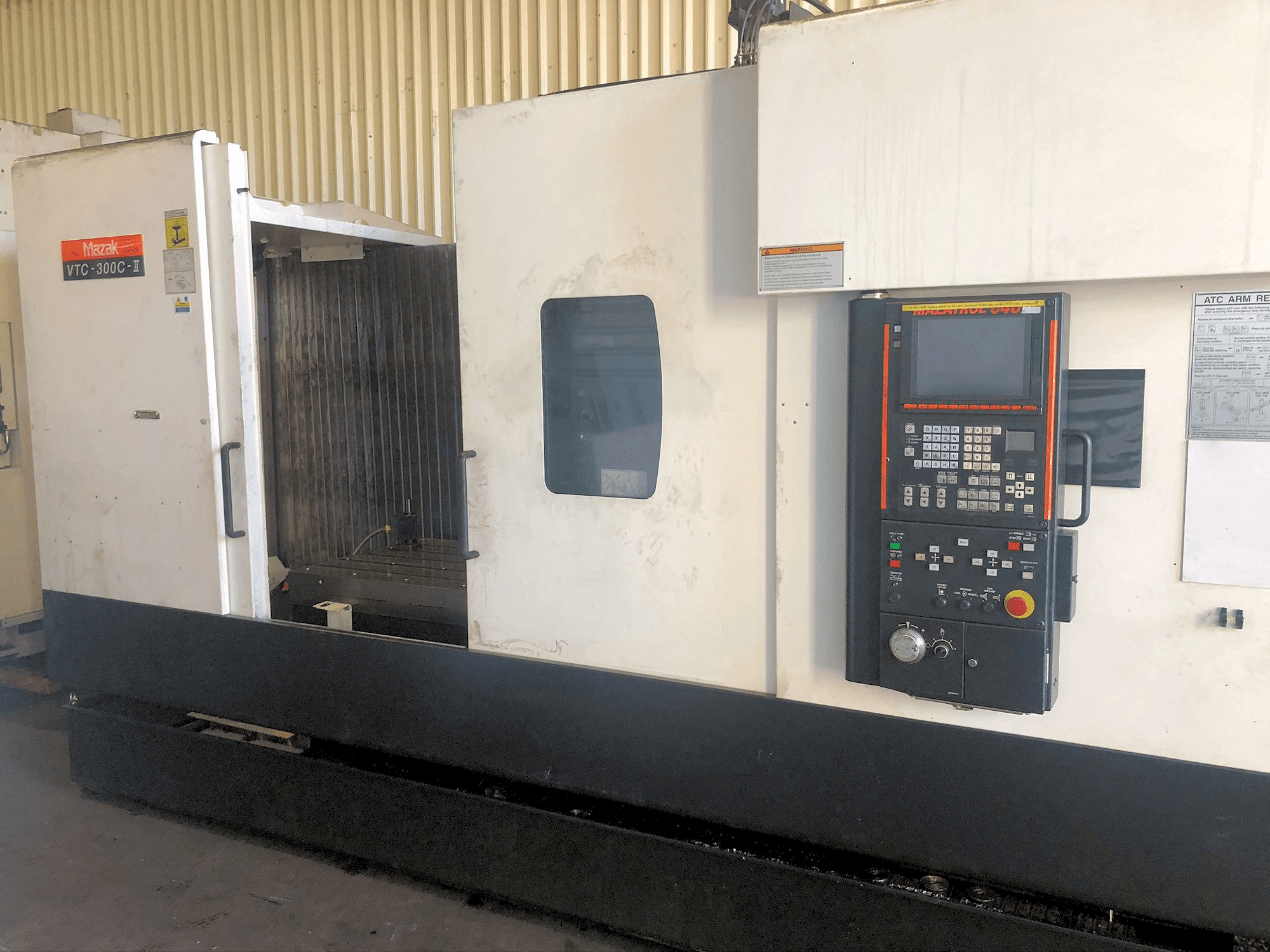 Vooraanzicht van Mazak VTC-300C-II machine