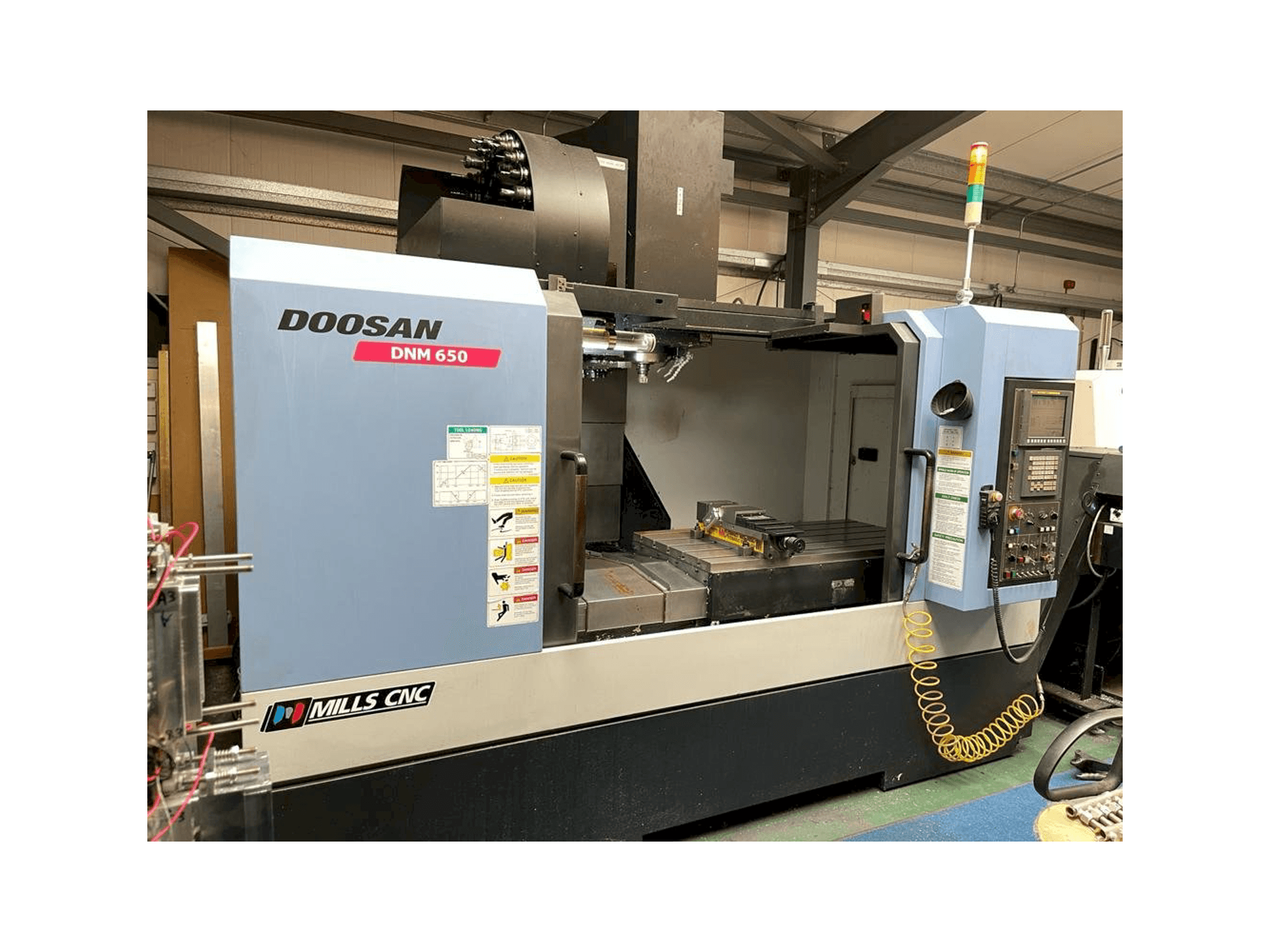 Vooraanzicht van Doosan DNM 650 machine