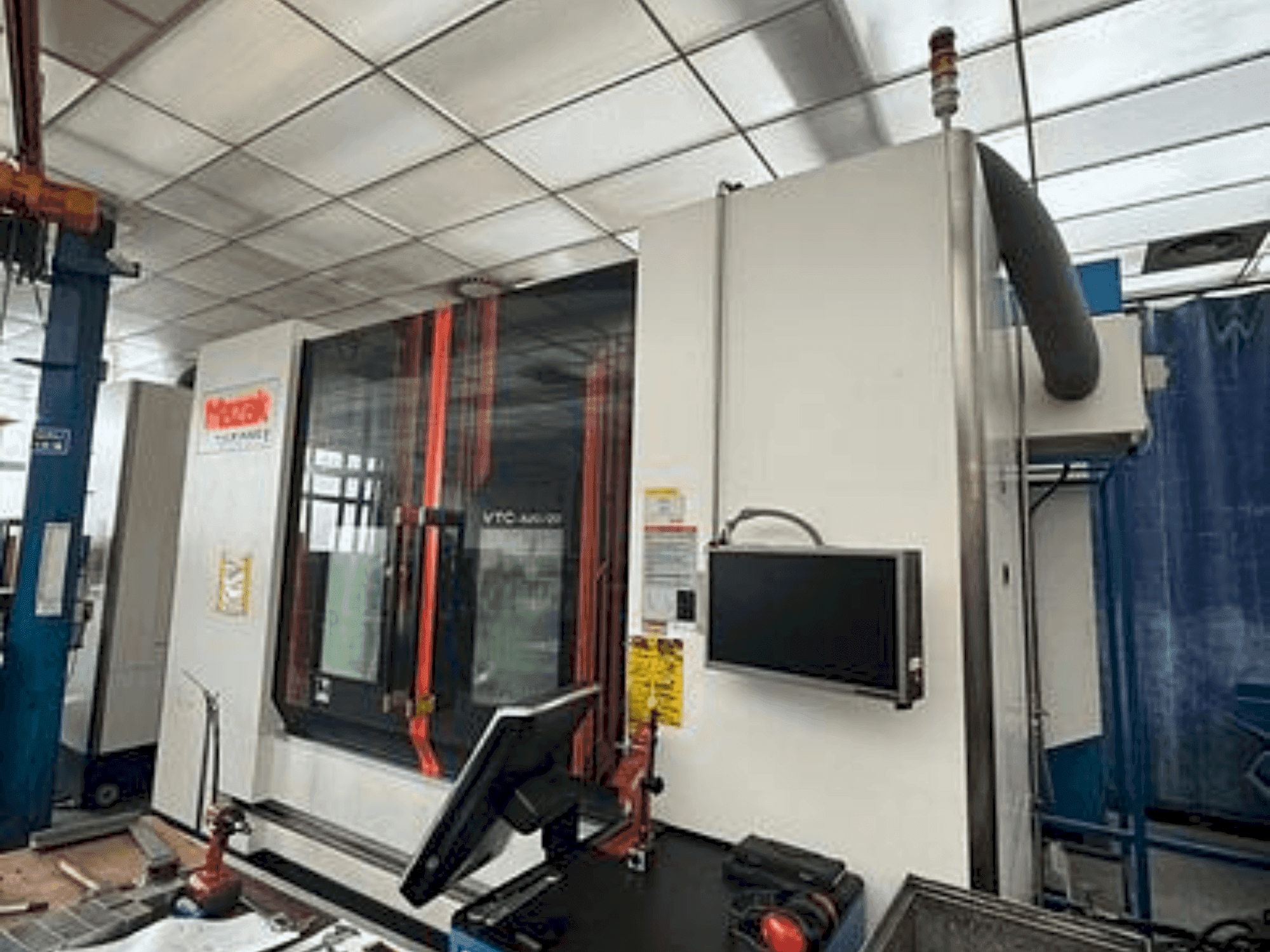 Vooraanzicht van Mazak VTC 820/20 machine