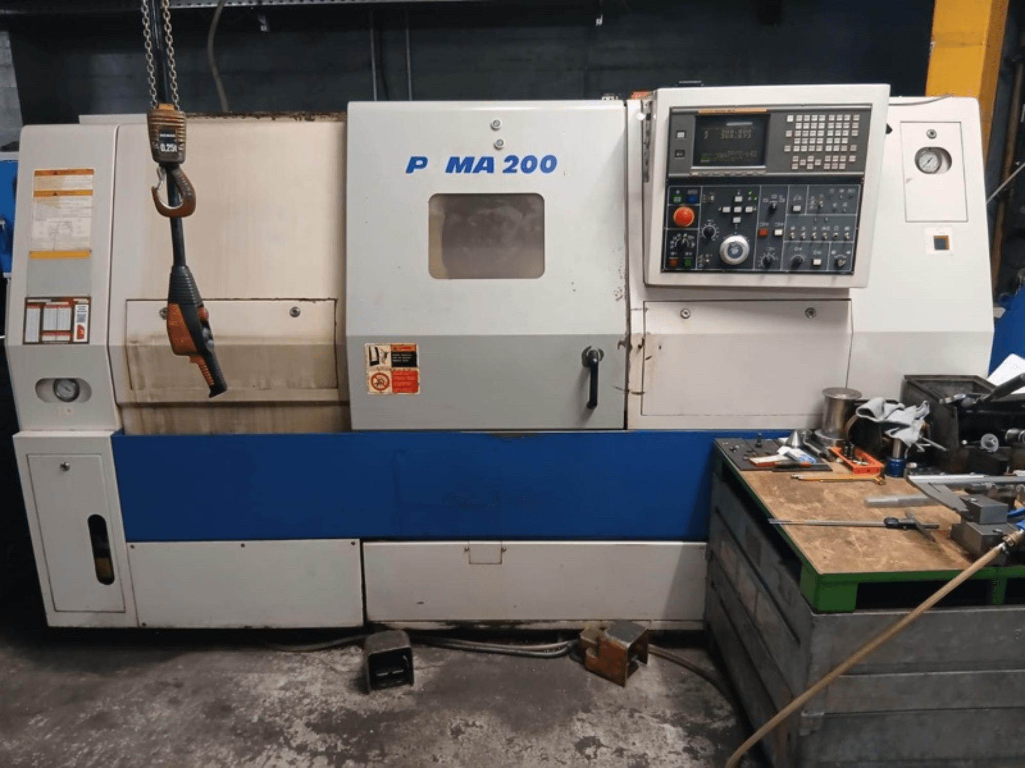 DAEWOO EcoTurn 200 horizontale draaimachine, vooraanzicht, met bedieningspaneel en veiligheidslabels.