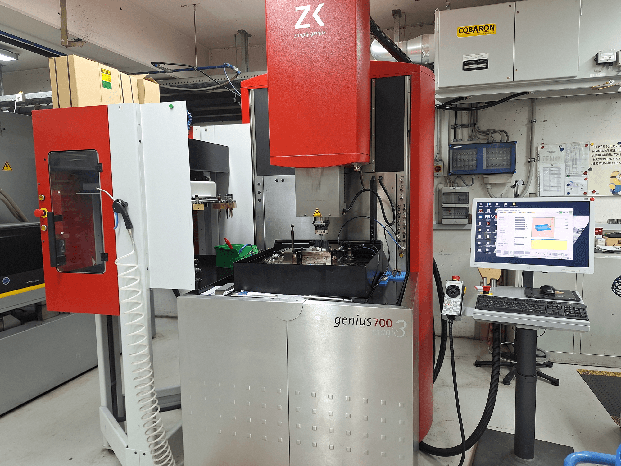 Genius 700 freesmachine van ZK, vooraanzicht, met een bedieningspaneel met touchscreen en een bewerkingsgebied met gereedschappen en materialen.