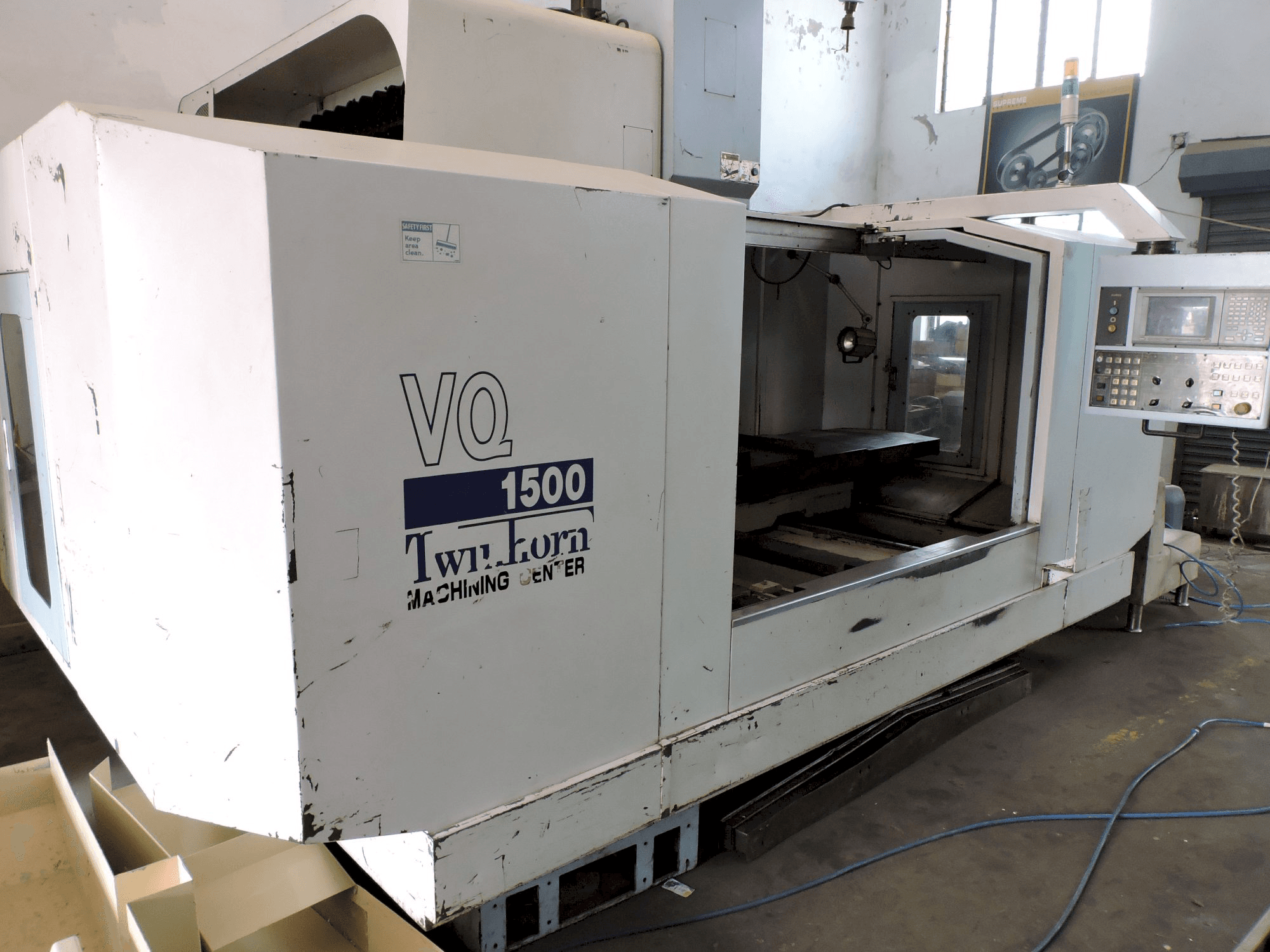 Links zicht van Twinhorn VQ-1500 machine