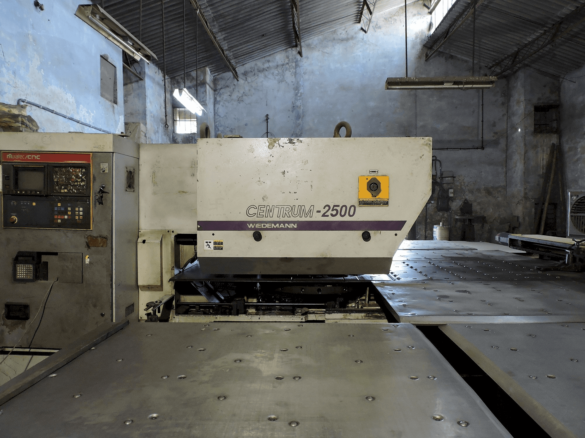 Linkerzijdeaanzicht van Murata Wiedemann C-2500 machine