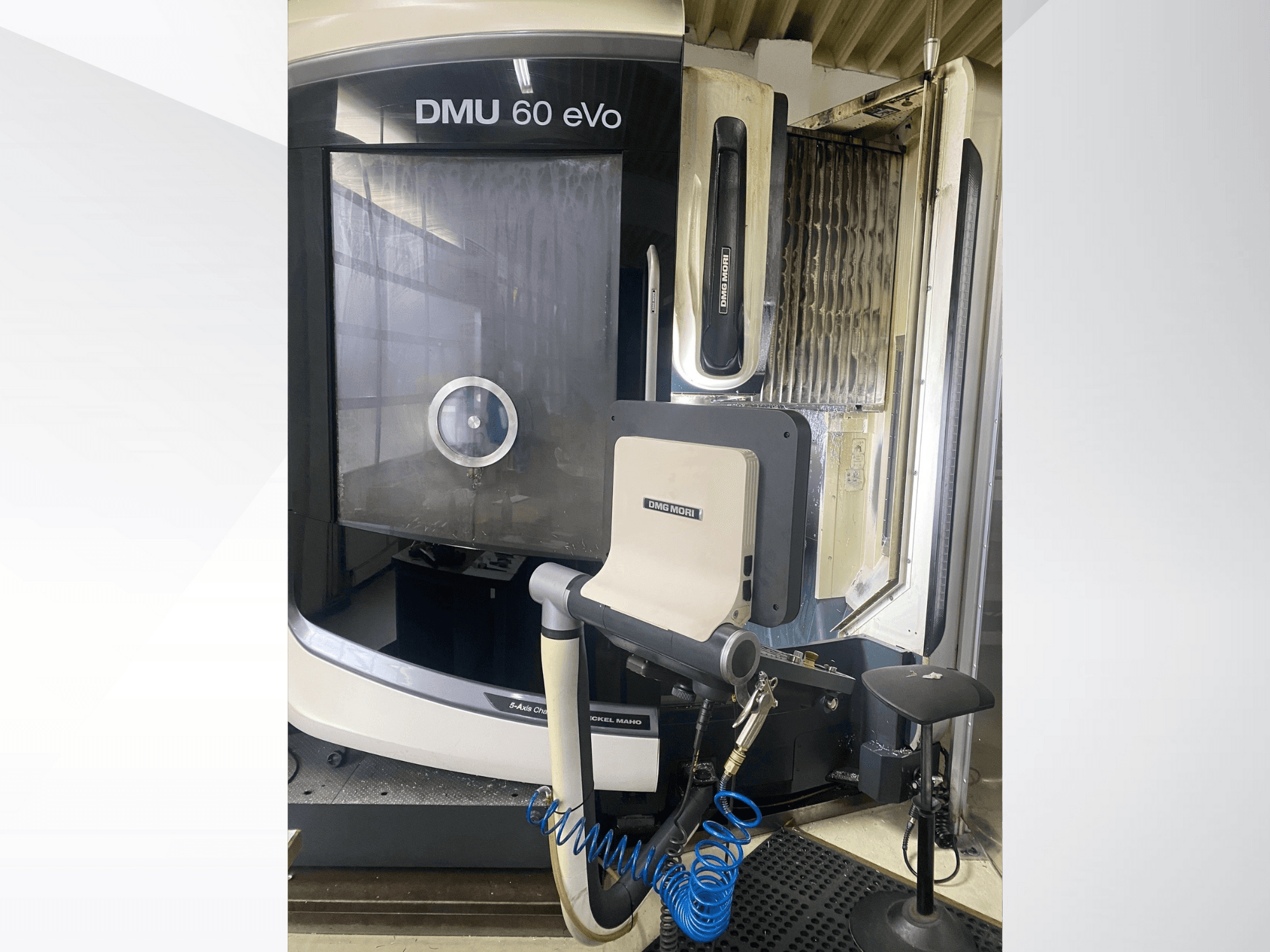 DMU 60 eVo CNC freesmachine, vooraanzicht, met bedieningspaneel en gereedschappen, ideaal voor precisiebewerking.