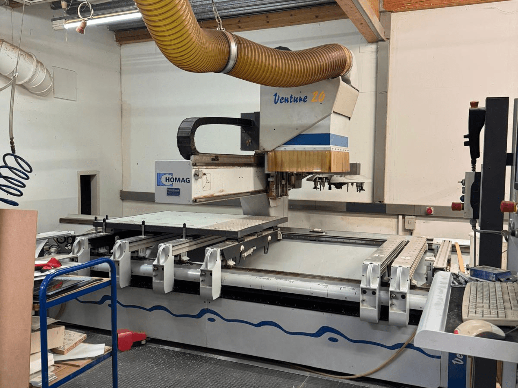 HOMAG Venture 20 CNC machine, vooraanzicht, met een grote snijtafel, vacuümsysteem en bedieningspaneel.