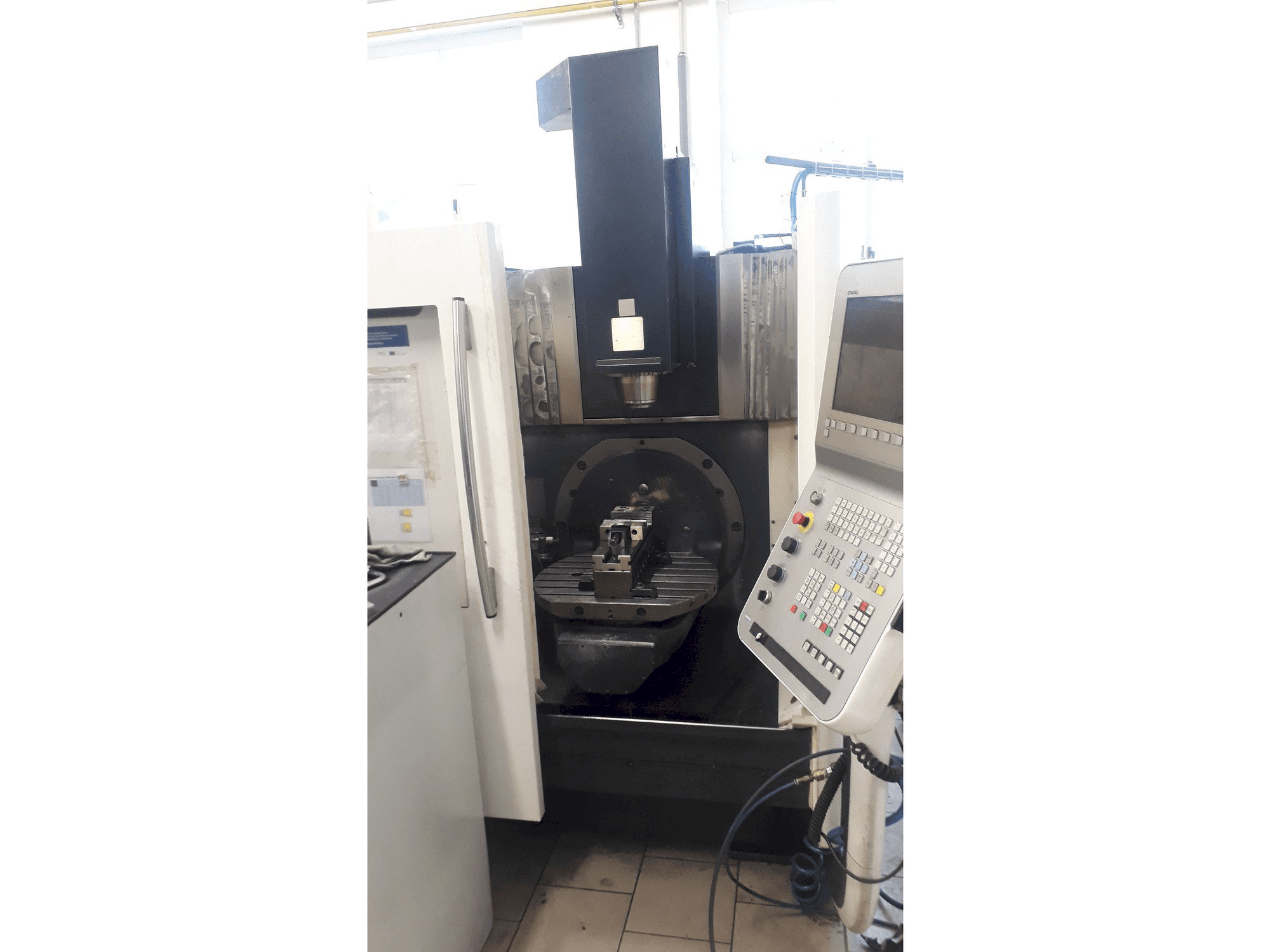 Vooraanzicht van DMG DMU 50 ECO machine