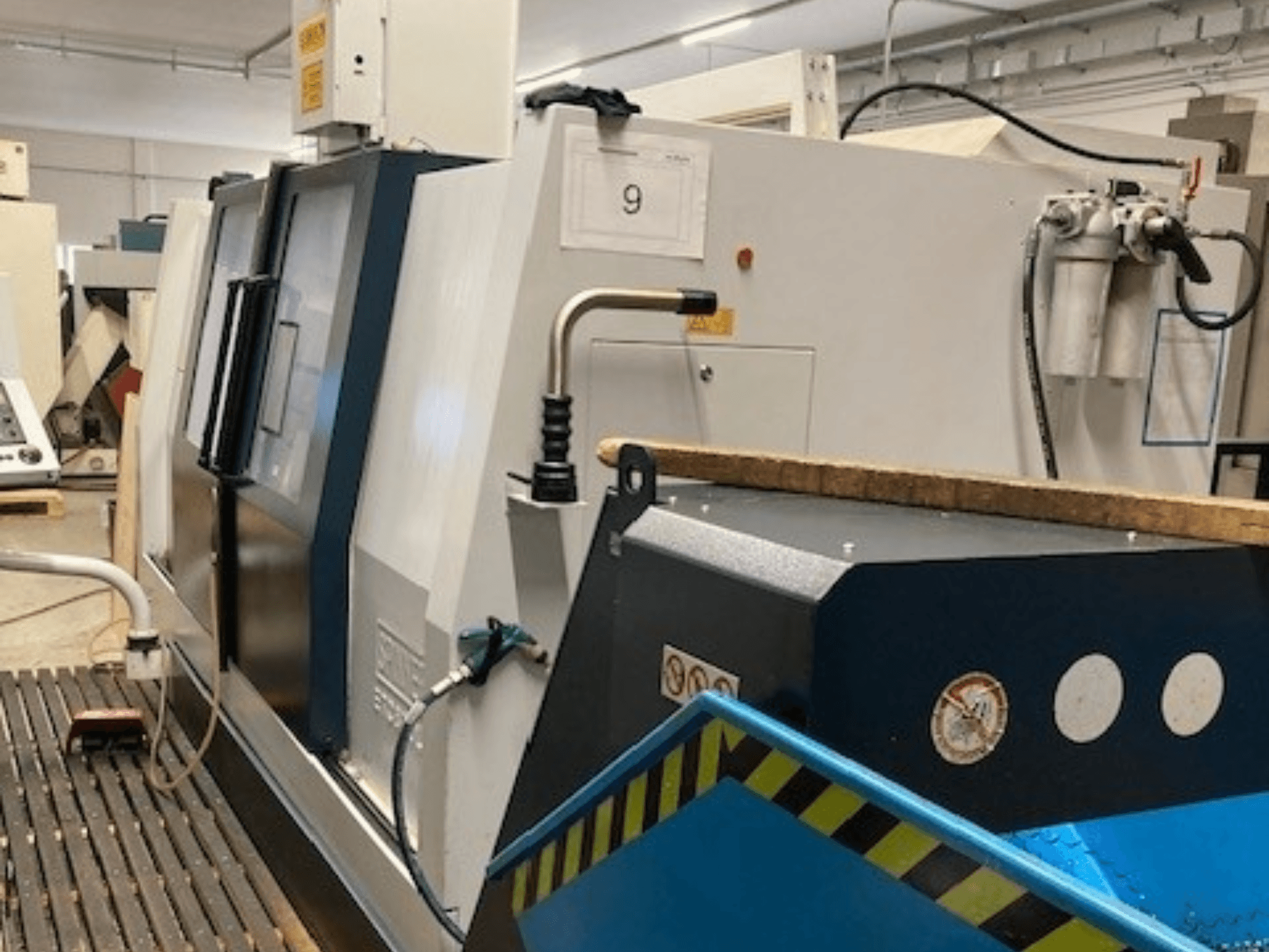 SPINNER TC800L 110 horizontale draaimachine gezien vanaf de zijkant, met het bedieningspaneel en de veiligheidsfuncties.
