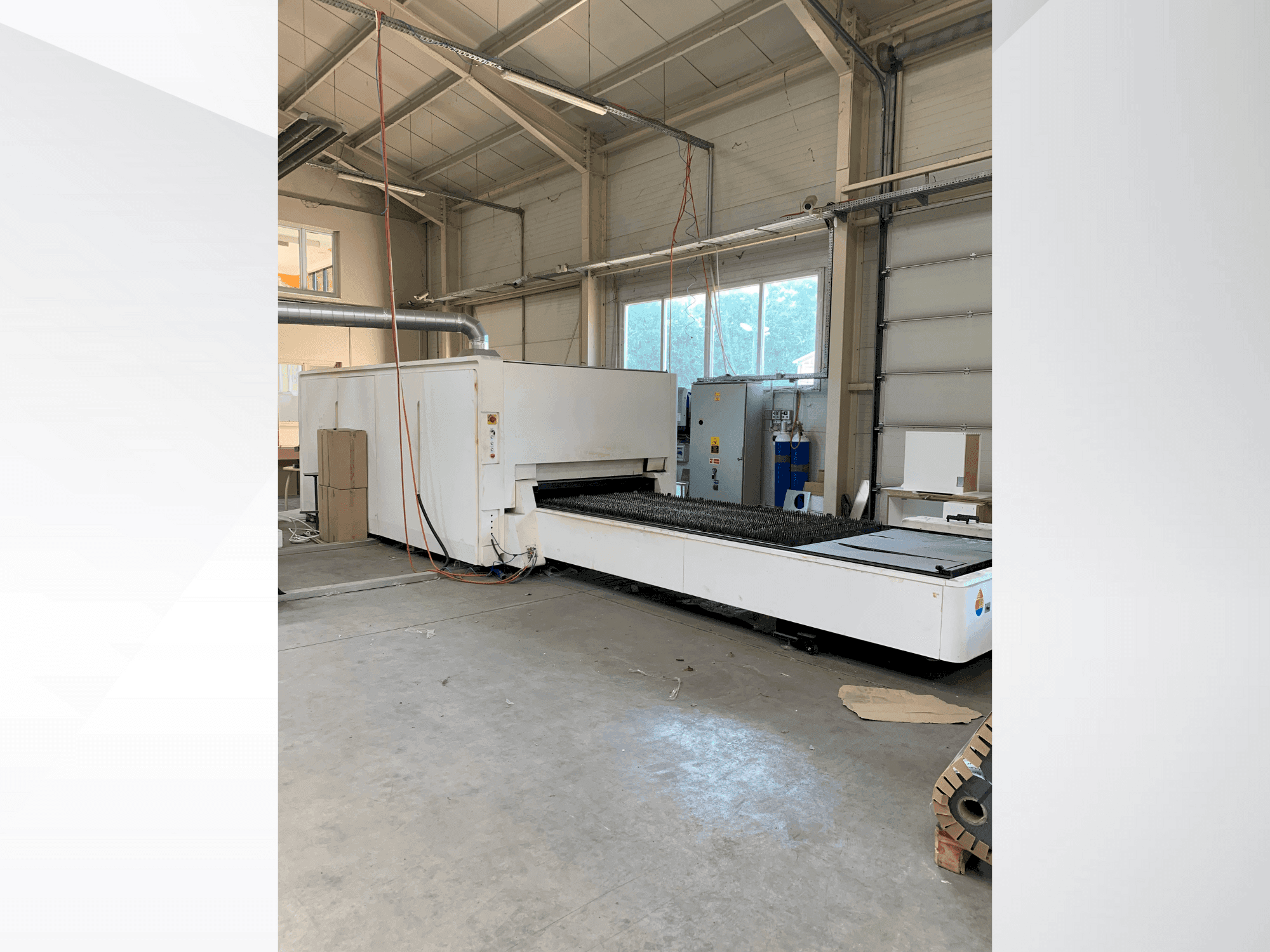 Vooraanzicht van Bodor P3015 machine