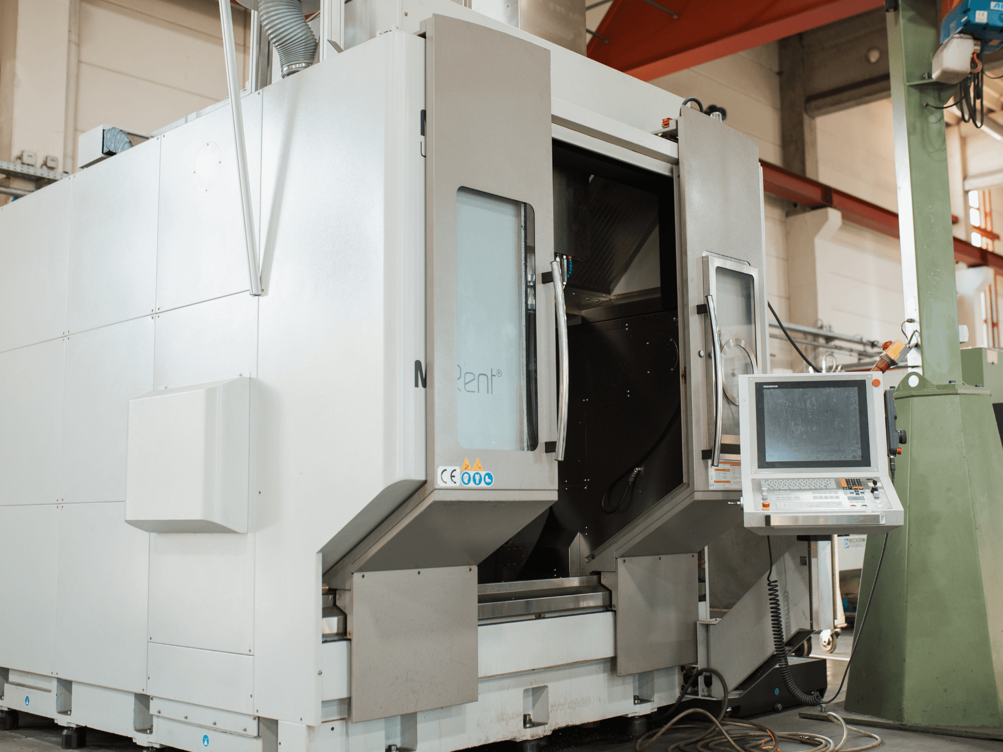 N Rent® CNC freesmachine, vooraanzicht, heeft een bedieningspaneel met scherm, open deuren en een industriële omgeving.