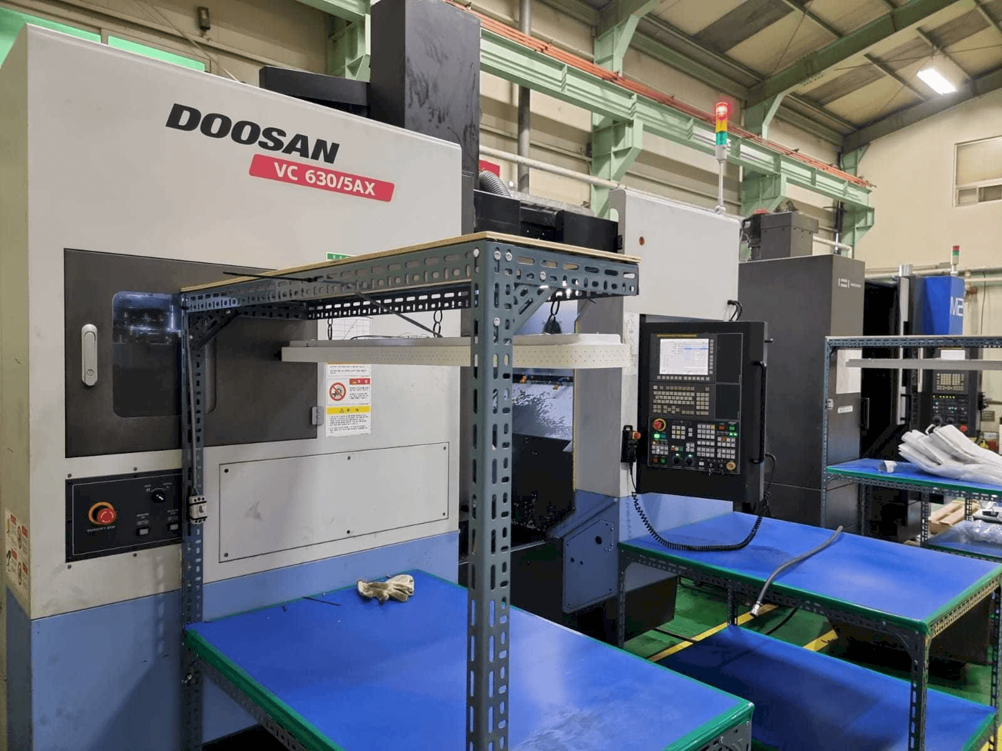 Vooraanzicht van Doosan VC630/5AX machine