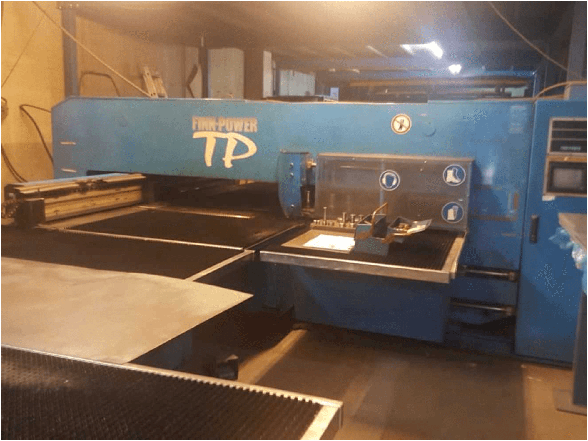 Vooraanzicht van Finn-Power TP2520B1/AM machine