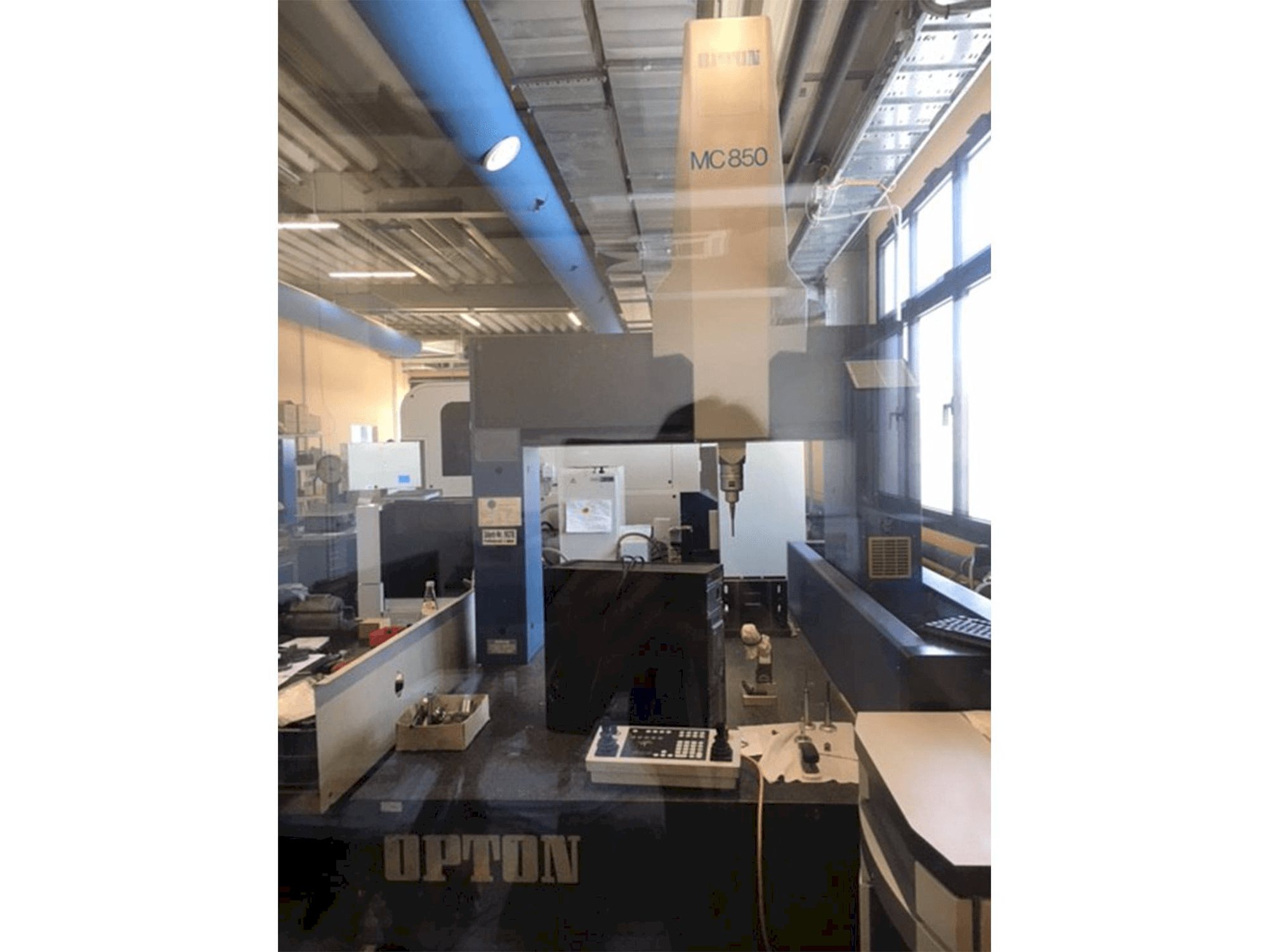 Vooraanzicht van ZEISS Opton MC 850 machine