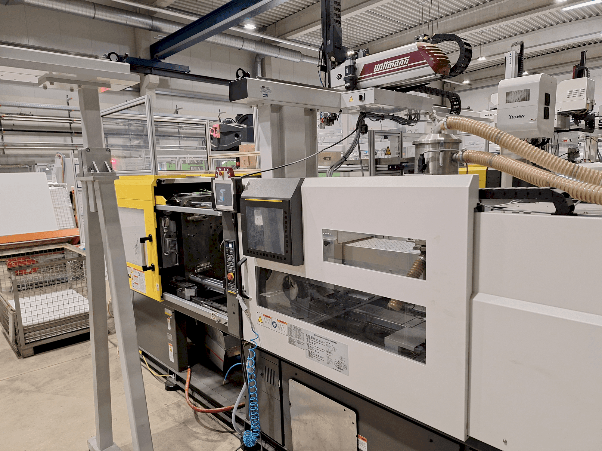 Vooraanzicht van FANUC ROBOSHOT S150iA (2021) machine