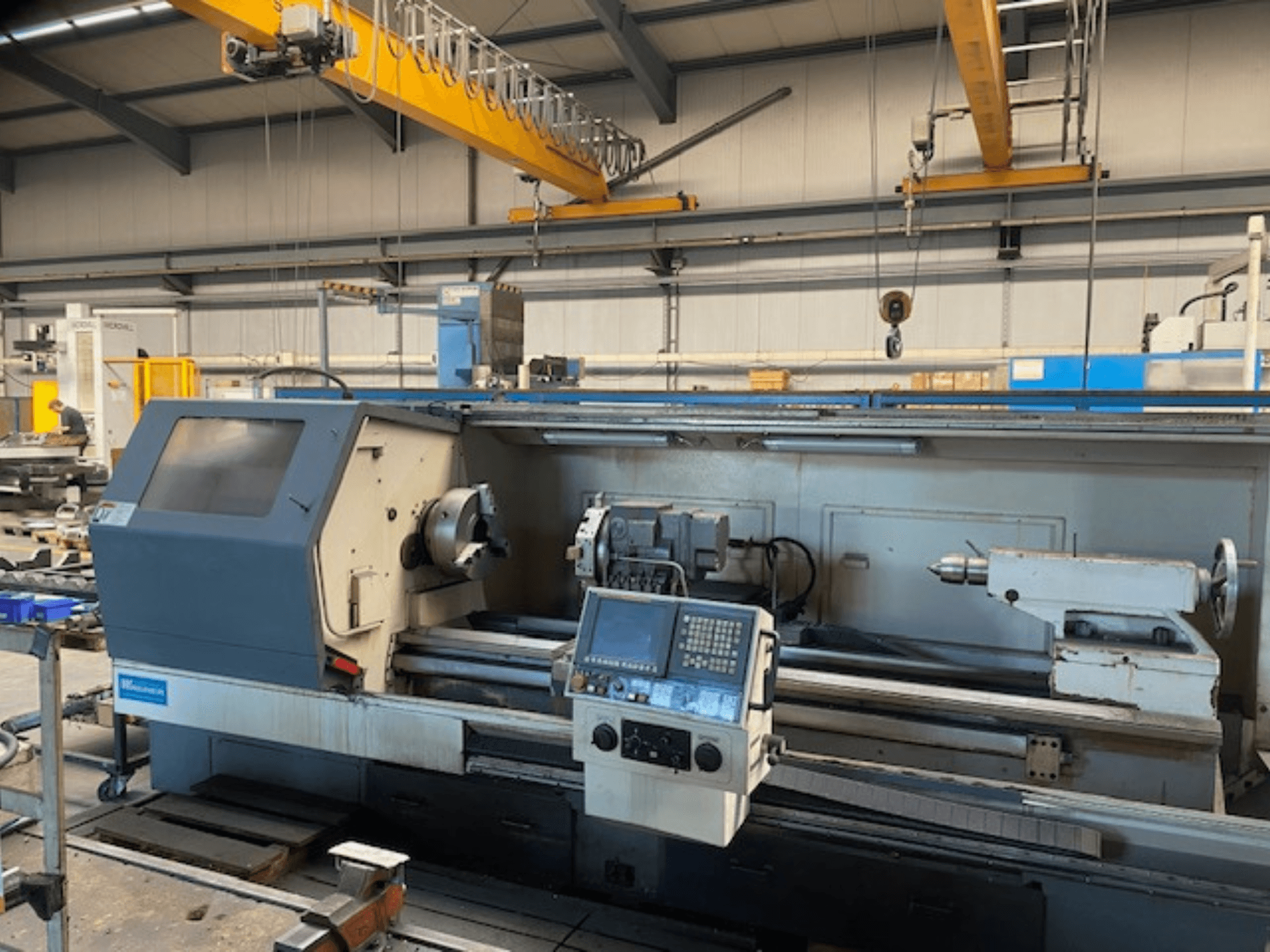 Precisiedraaimachine van Wabeco, vooraanzicht met bedieningspaneel, waarop de spindel en gereedschapopstellingen in een fabrieksomgeving te zien zijn.