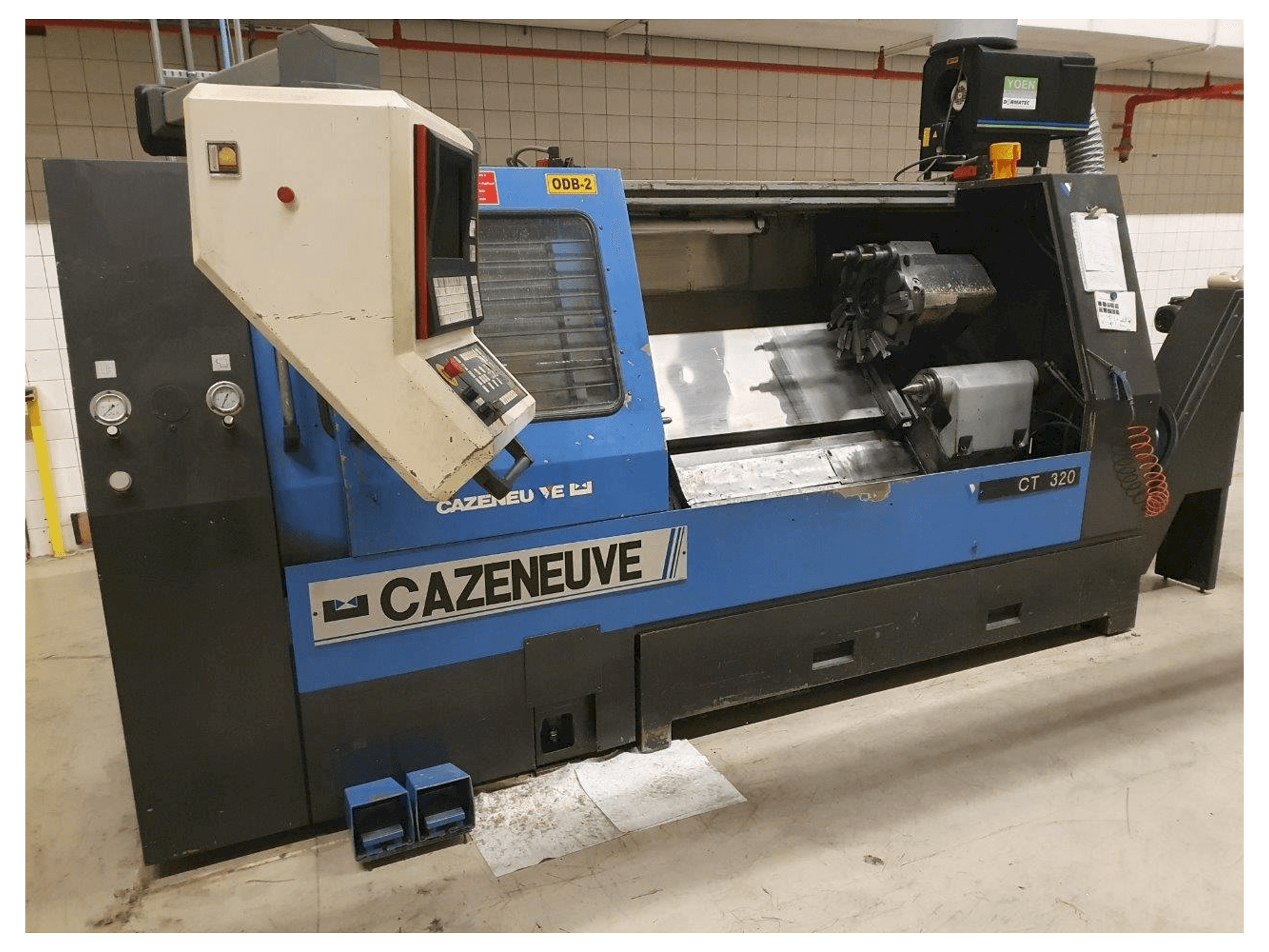 Vooraanzicht van CAZENEUVE CT320 machine