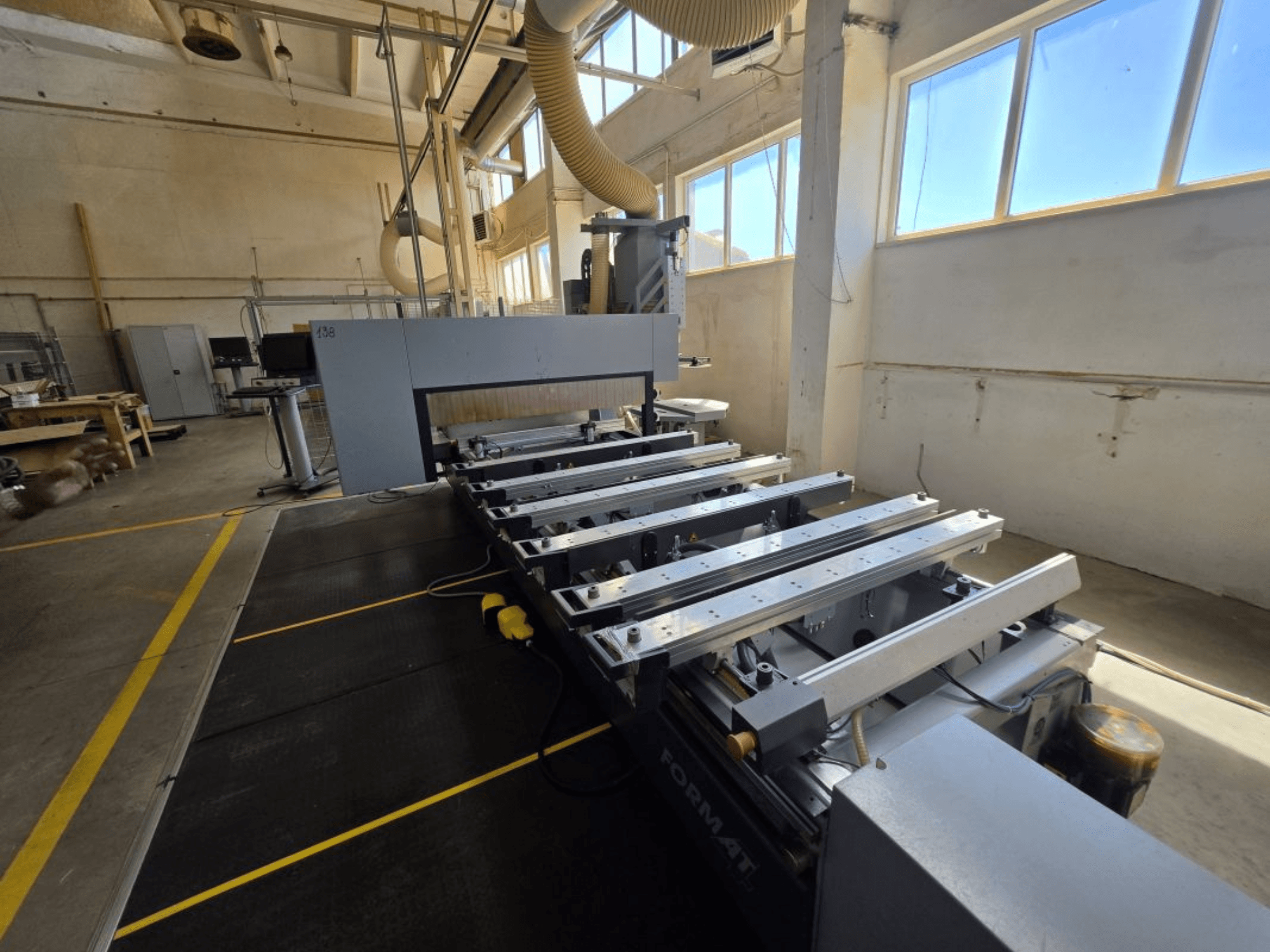 CNC bewerkingscentrum FORMAT4 Profit H350 1630 in zijaanzicht, met de lineaire geleiderail en besturingsinterface.