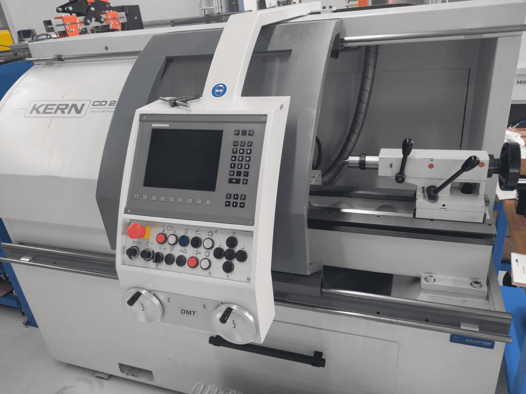 Vooraanzicht van DMT KERN CD 282 machine