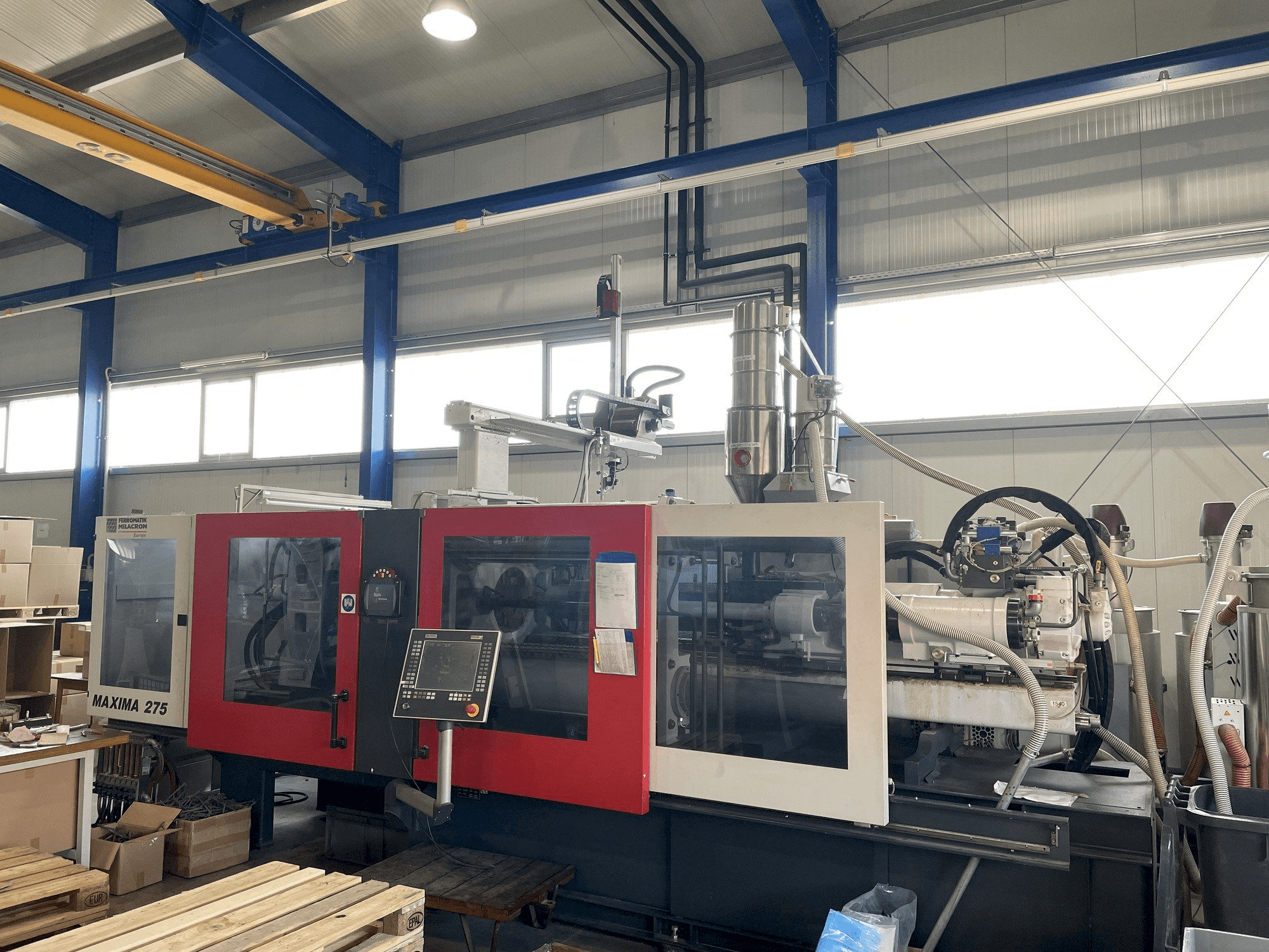 Vooraanzicht van FERROMATIK MILACRON Maxima 275 machine