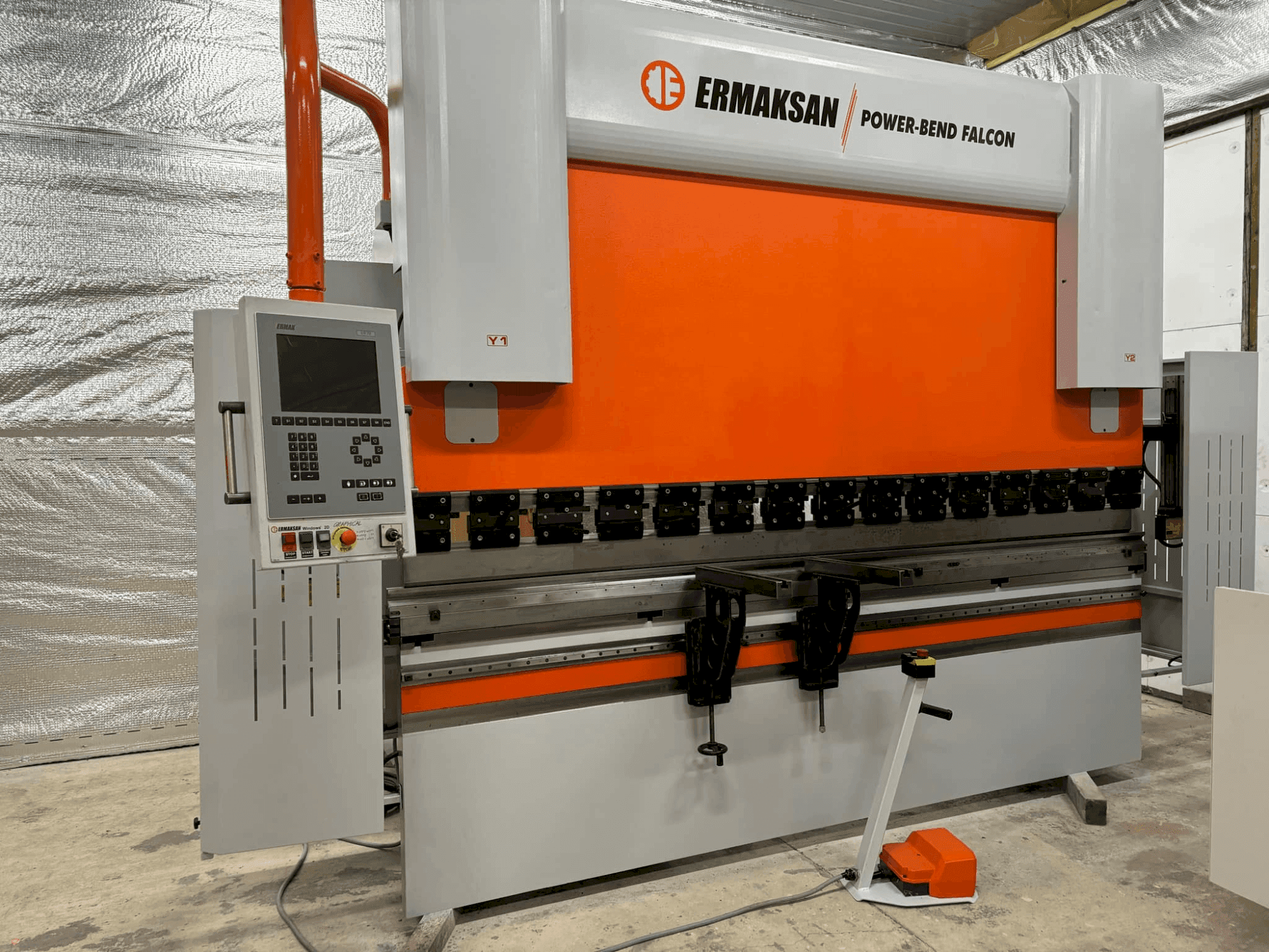 Vooraanzicht van ERMAKSAN POWER-BEND FALCON 3100X175 machine