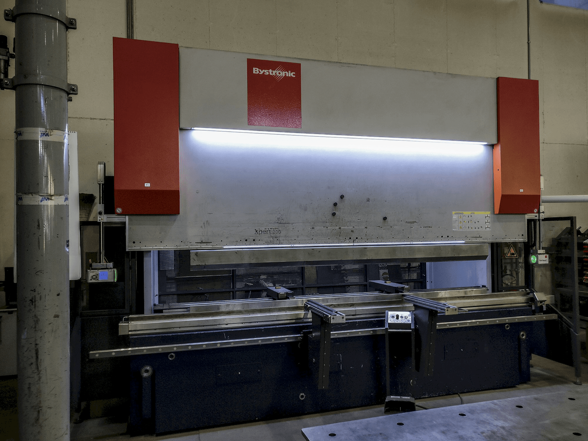 Vooraanzicht van Bystronic Xpert 200x4100 machine