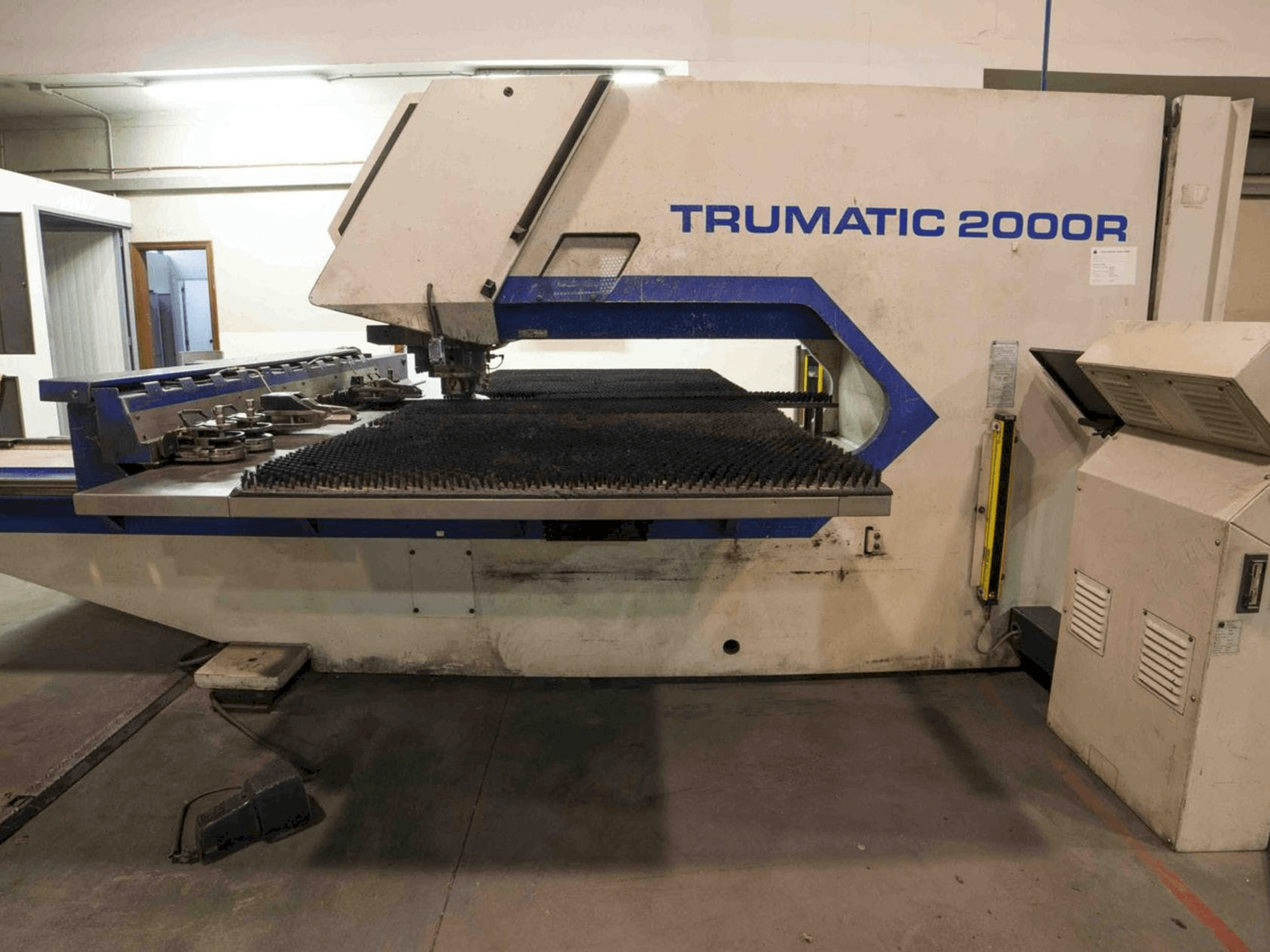 Vooraanzicht van Trumpf Trumatic 2000R machine
