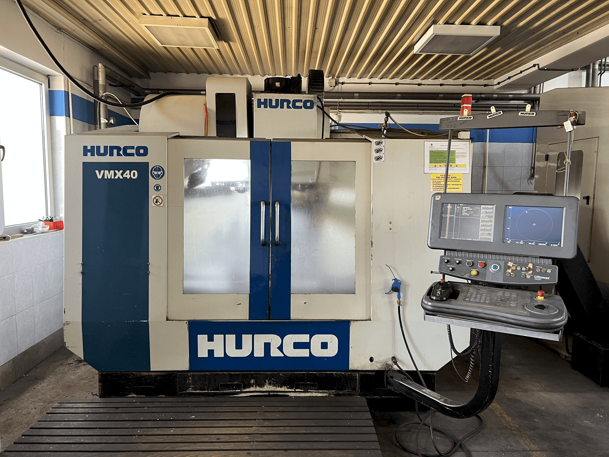Vooraanzicht van Hurco VMX 40 machine