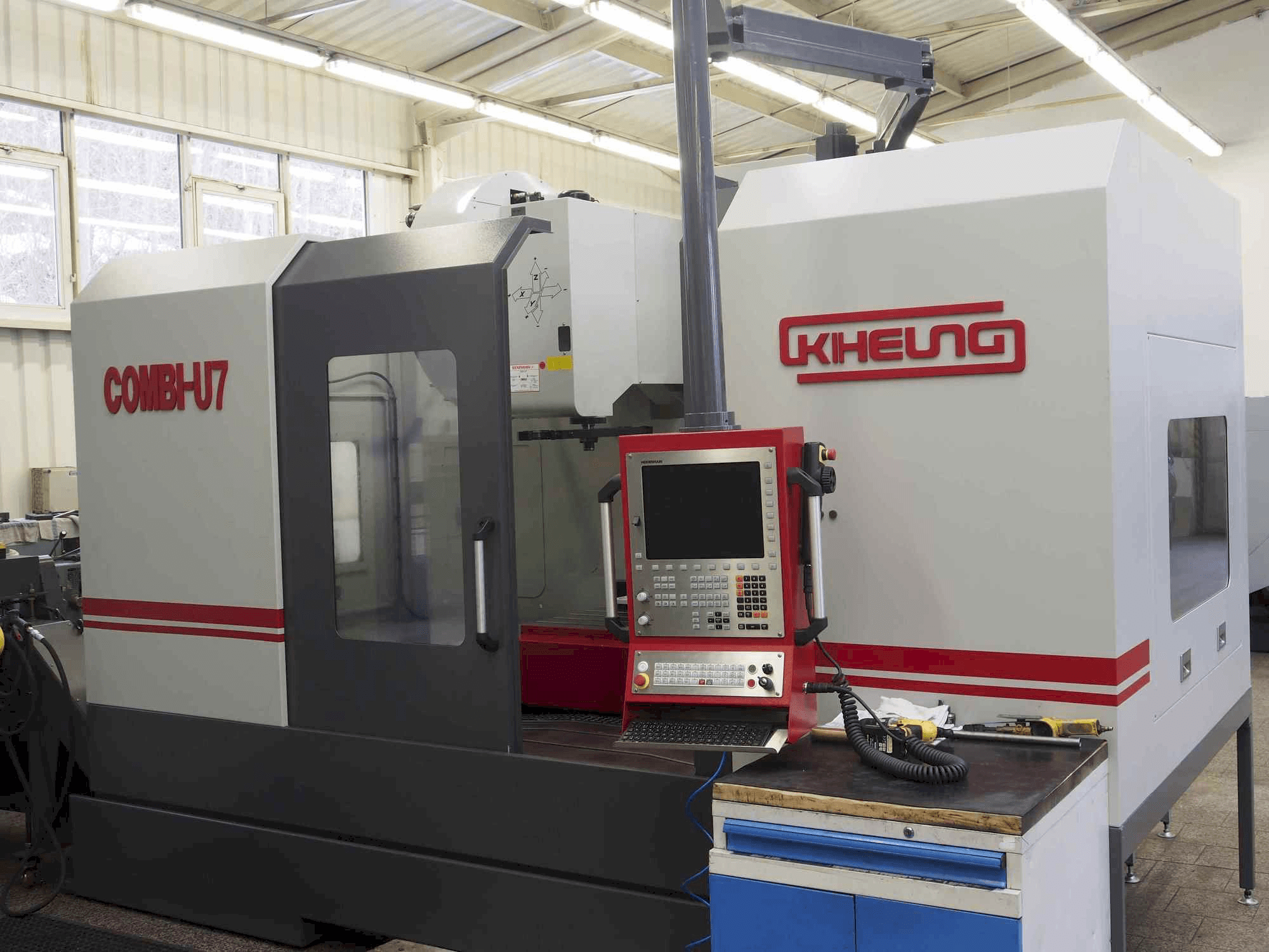 Vooraanzicht van KIHEUNG Combi-U7 machine