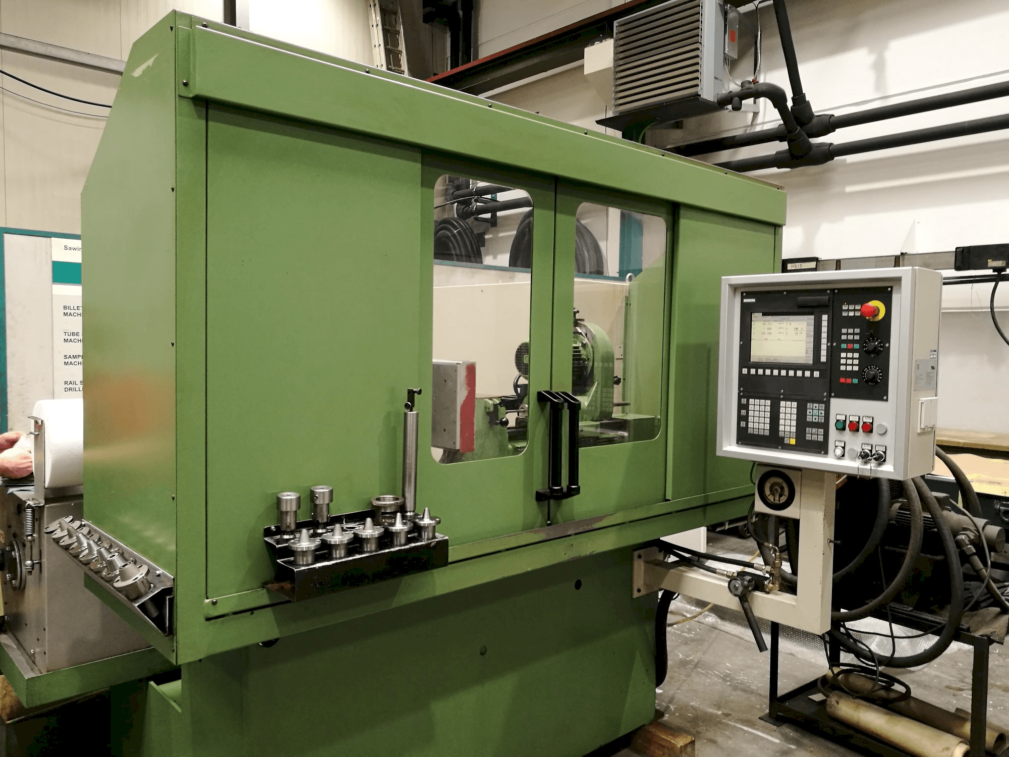 Vooraanzicht van TTB M10 400 NC machine