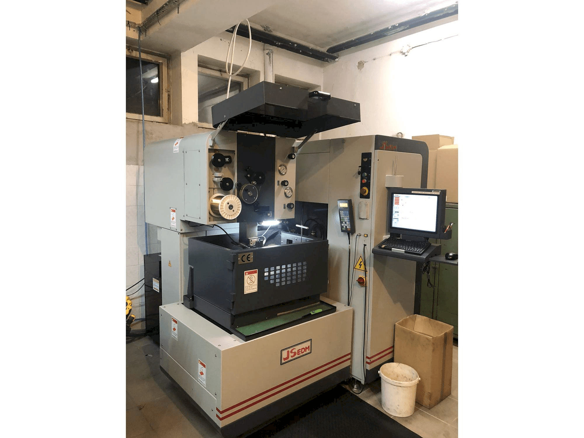 Vooraanzicht van JS EDM Wi-200s machine
