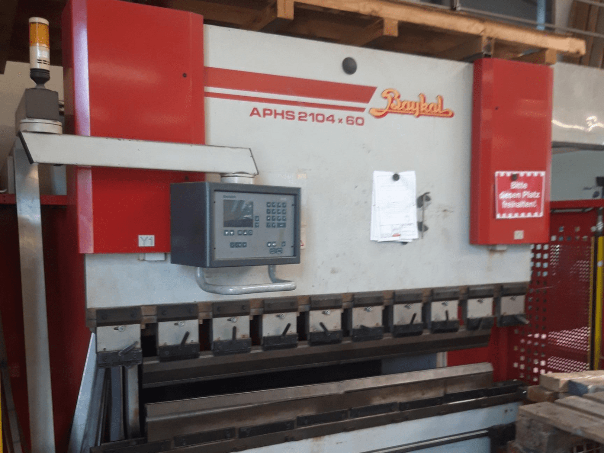 Baykal APHS 2104x60 kantpers in vooraanzicht, met bedieningspaneel en buiggereedschap, geplaatst in een werkplaatsomgeving.