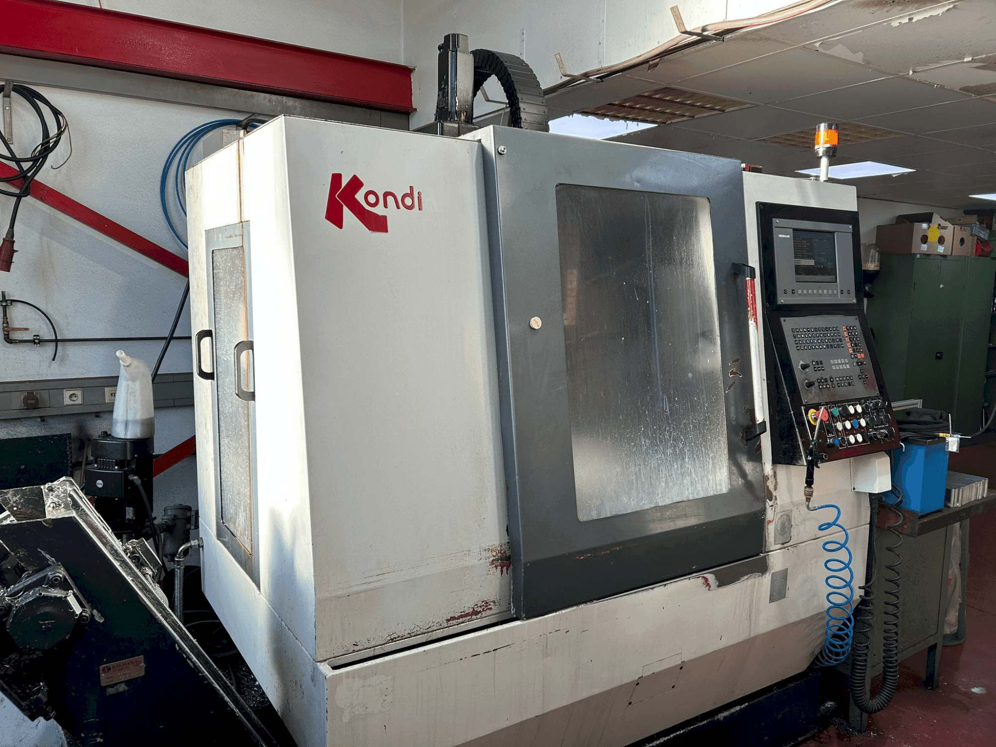 Vooraanzicht van KONDIA B-640 machine