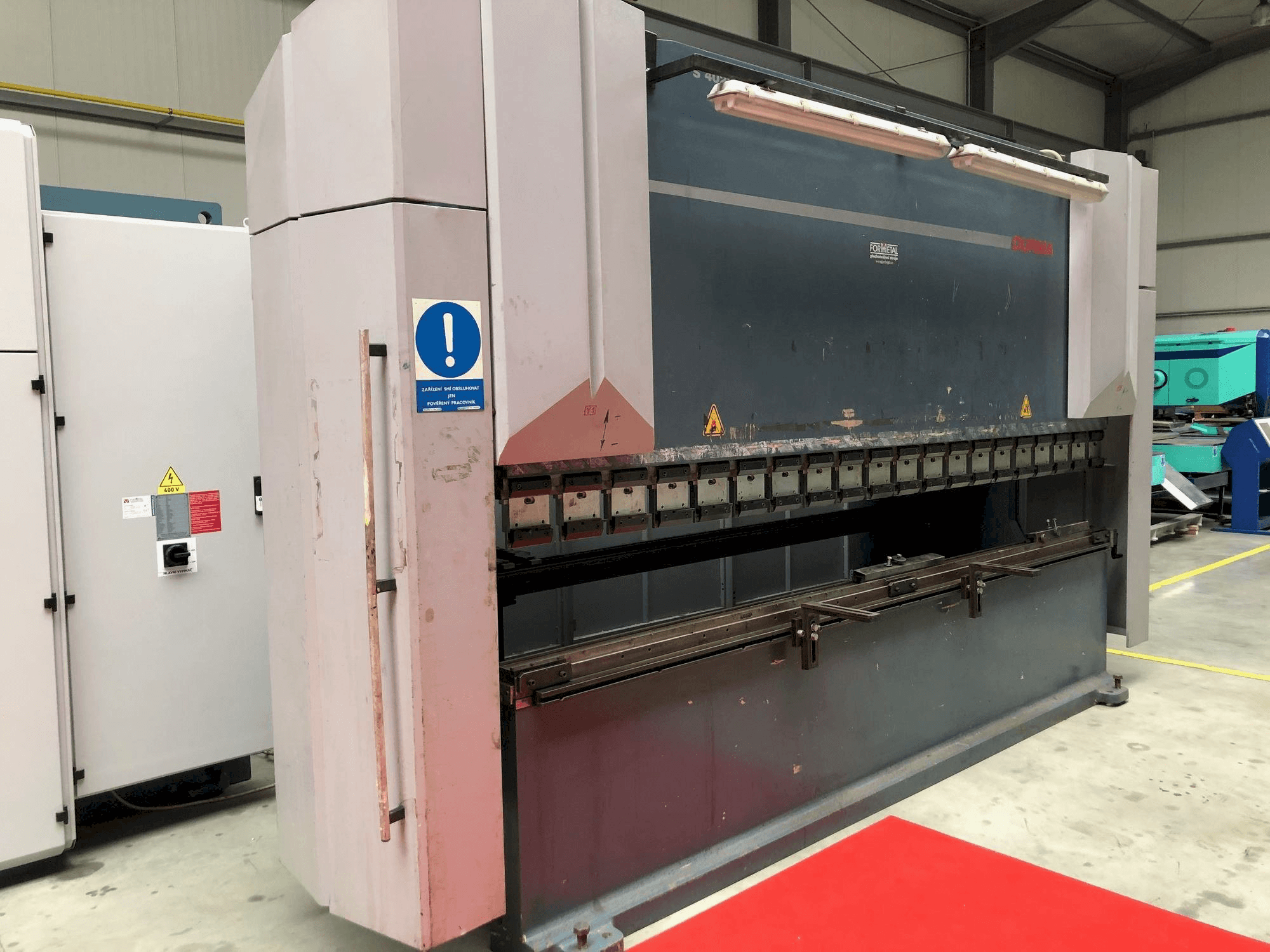 Links zicht van Durma AD-S 40220 machine