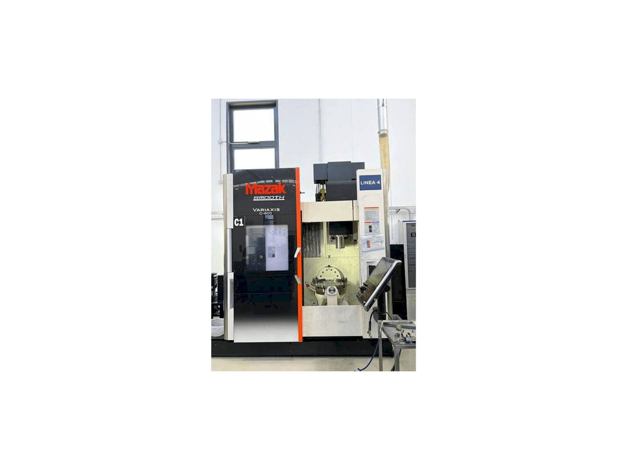 Vooraanzicht van Mazak VARIAXIS C 600 machine