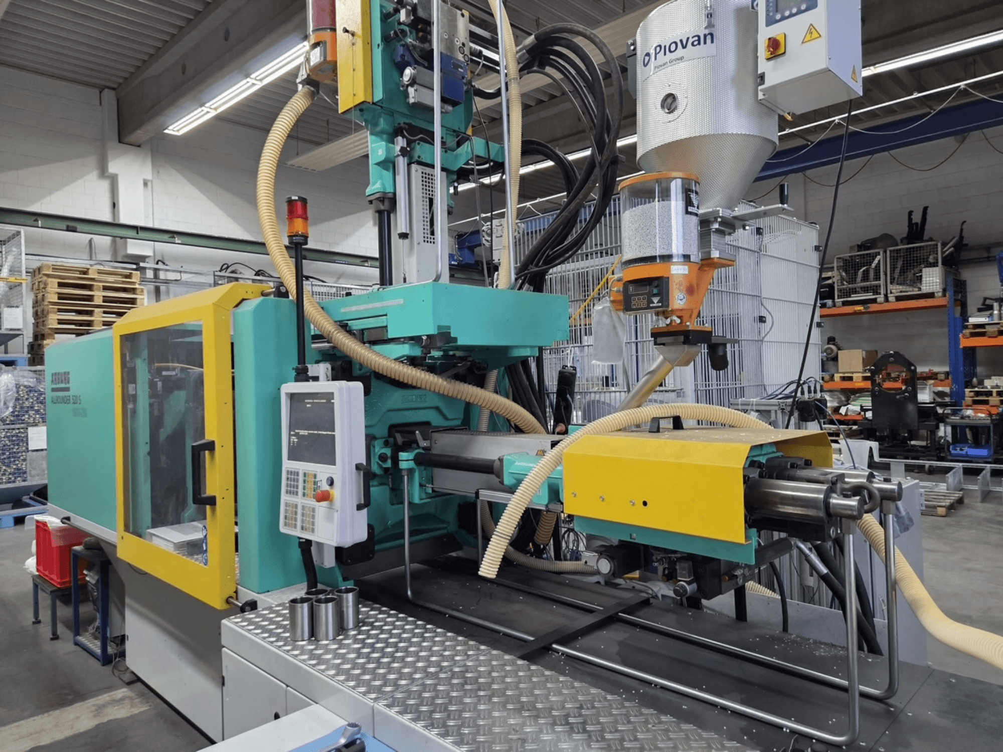 Hydraulische spuitgietmachine Arburg Allrounder 520 S 1600-290, vooraanzicht, met bedieningspaneel en materiaaltoevoer zichtbaar.